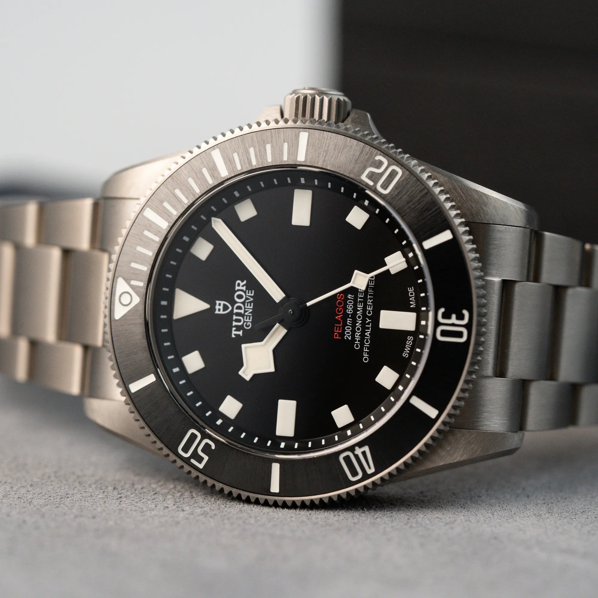 Detailaufnahme der Tudor Pelagos 254407N mit 39mm Durchmesser aus Titan, während die Uhr auf einem Juwelierstablet