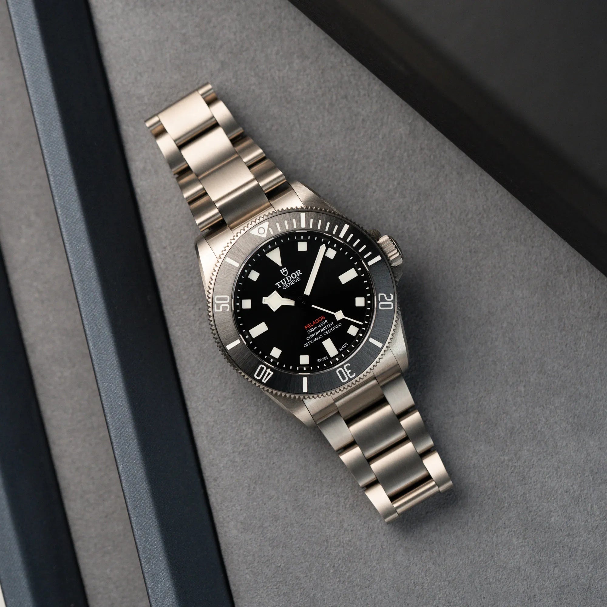 Produktfotografie der Tudor Pelagos 254407N mit 39mm Durchmesser aus Titan aus der Vogelperspektive