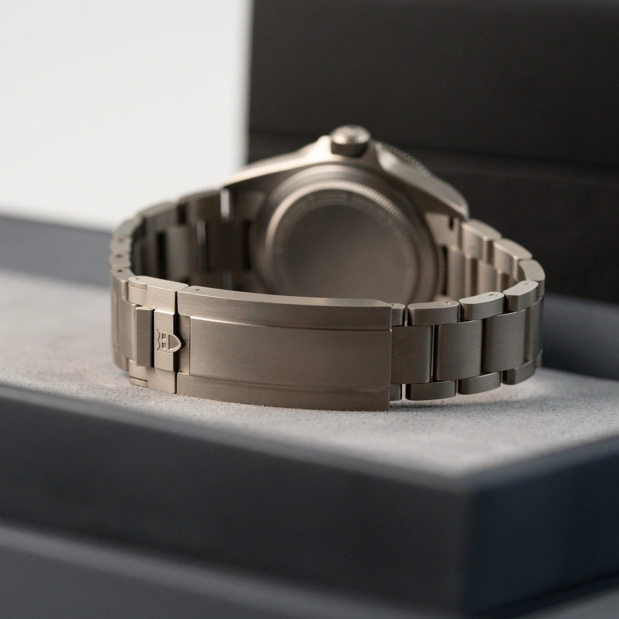 Produktfotografie der Tudor Pelagos 254407N mit 39mm Durchmesser aus Titan mit Blick auf die Schliesse