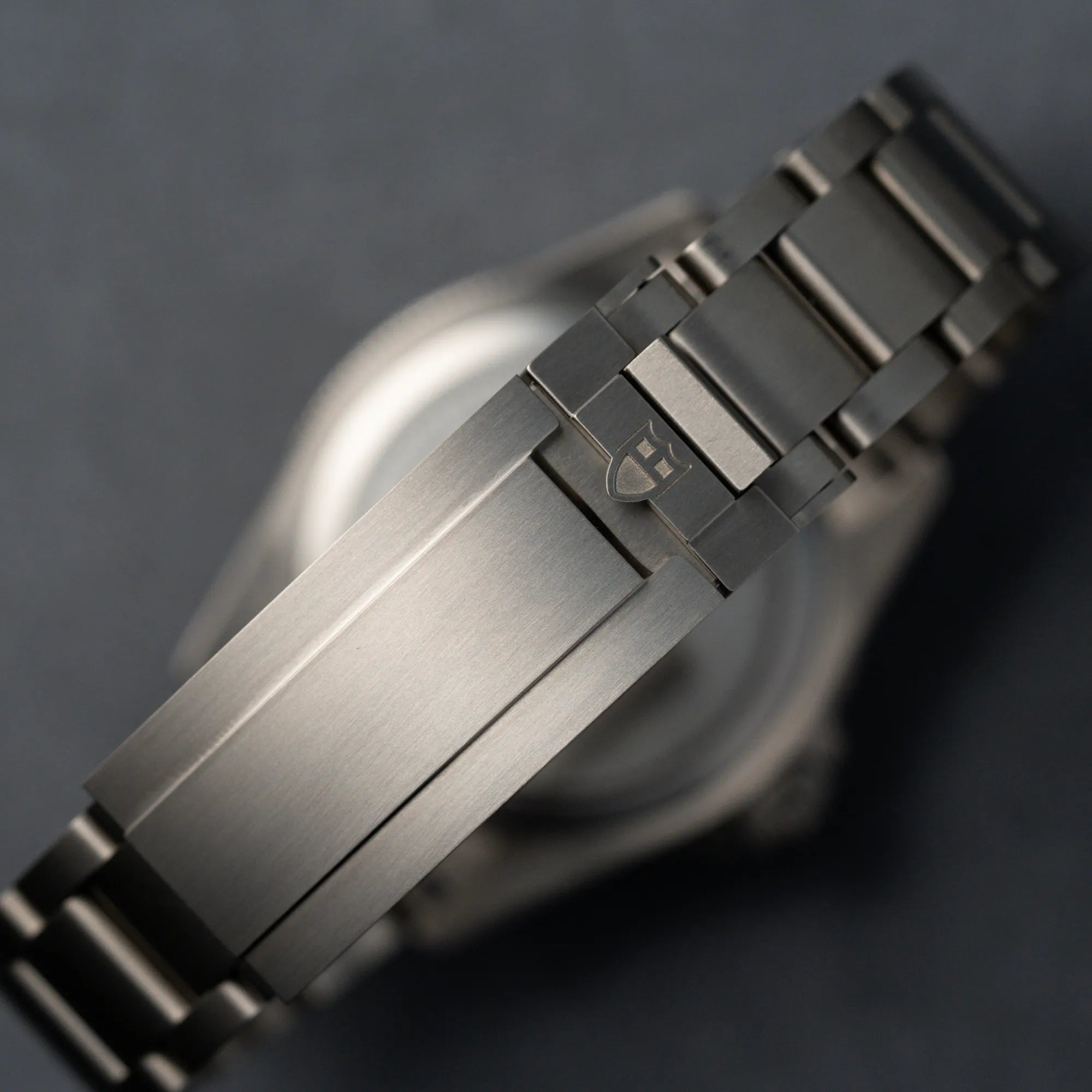Detailaufnahme des Titan-Armbands und der Schliesse der Tudor Pelagos 254407N mit 39mm Durchmesser aus Titan