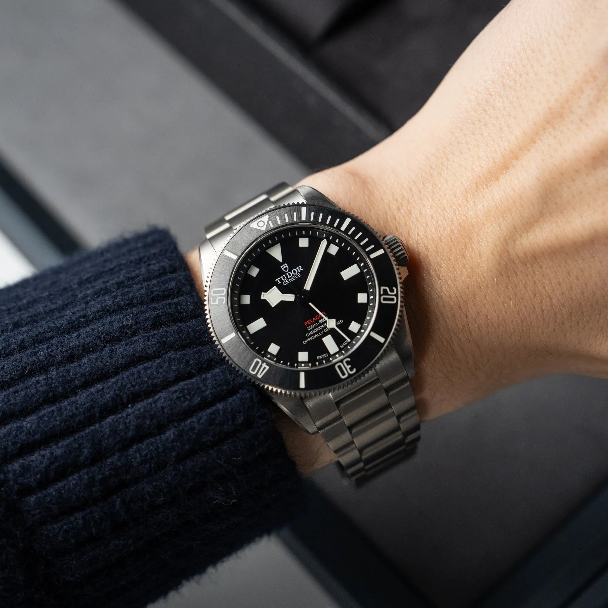 Mann trägt die Tudor Pelagos 254407N mit 39mm Durchmesser aus Titan an seinem Handgelenk