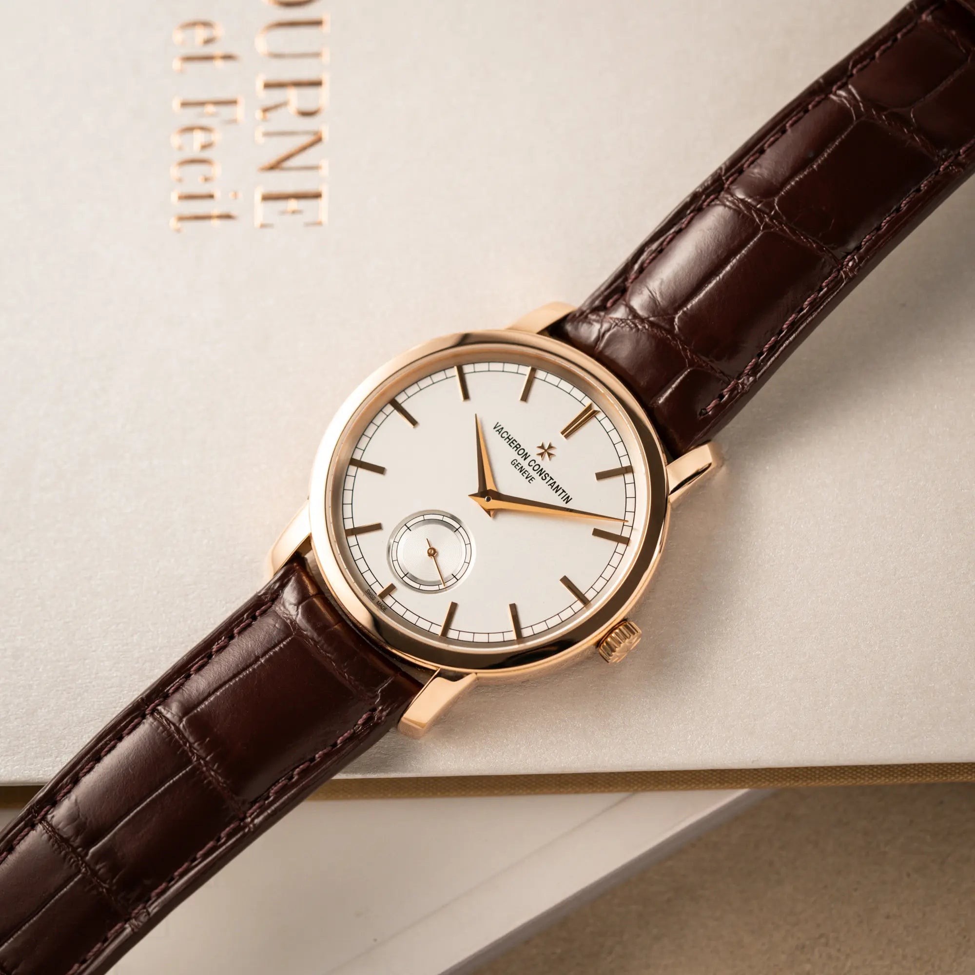 Produktfotografie der Vacheron Constantin Patrimony 82172 in Roségold am braunem Lederband in einem nahezu neuwertigen Zustand