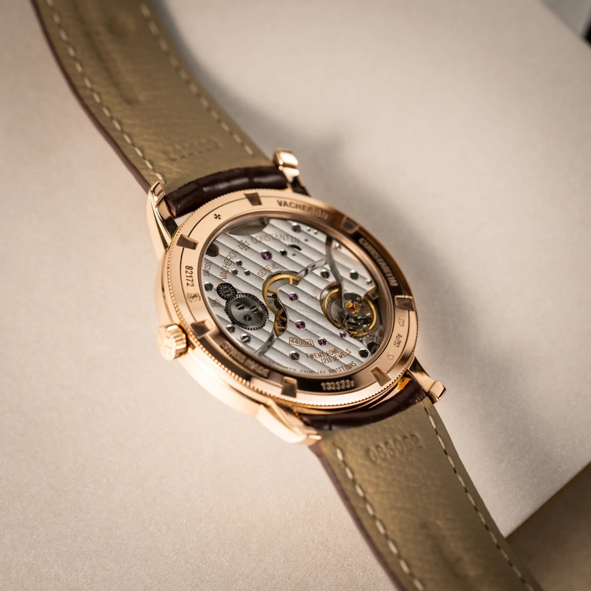 Produktfotografie der Vacheron Constantin Patrimony 82172 in Roségold am braunem Lederband in einem nahezu neuwertigen Zustand zeigt den Zustand des gehäusebodens