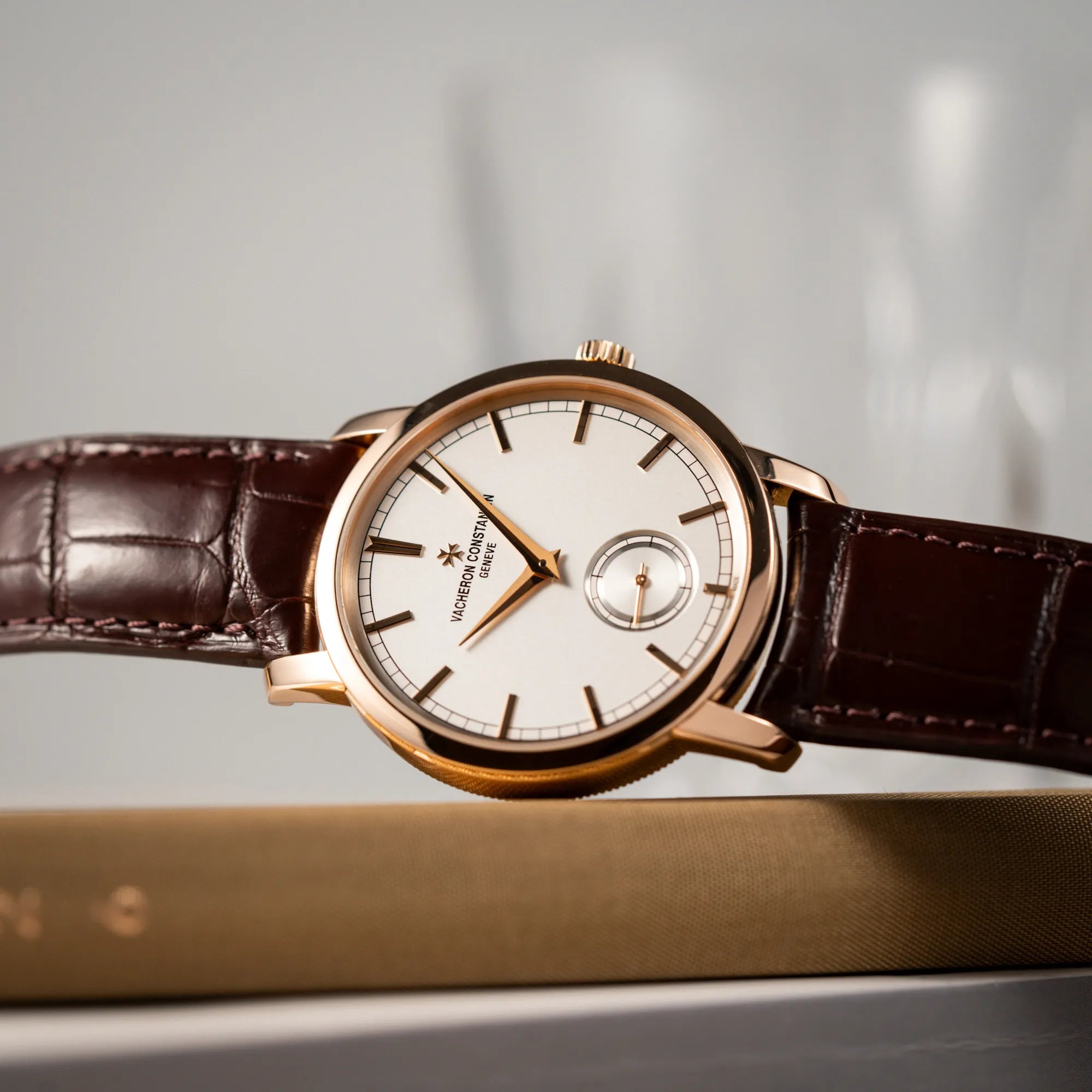 Produktfotografie als Titelbild der Vacheron Constantin Patrimony 82172 in Roségold am braunem Lederband in einem nahezu neuwertigen Zustand