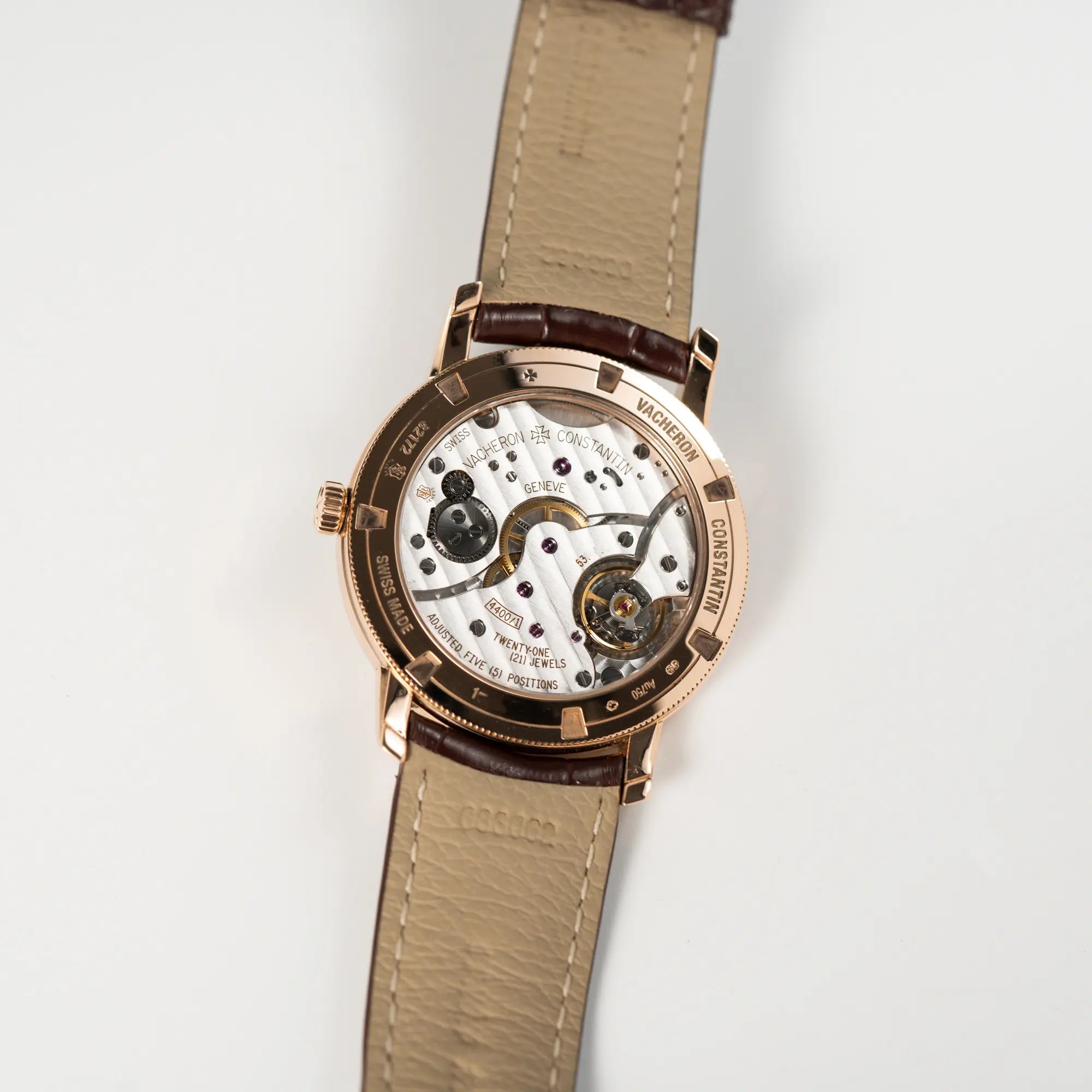 Gehäuseboden mit Sichtglas der Vacheron Constantin Patrimony 82172 in Roségold am braunem Lederband in einem nahezu neuwertigen Zustand zeigt das mechanische Uhrwerk