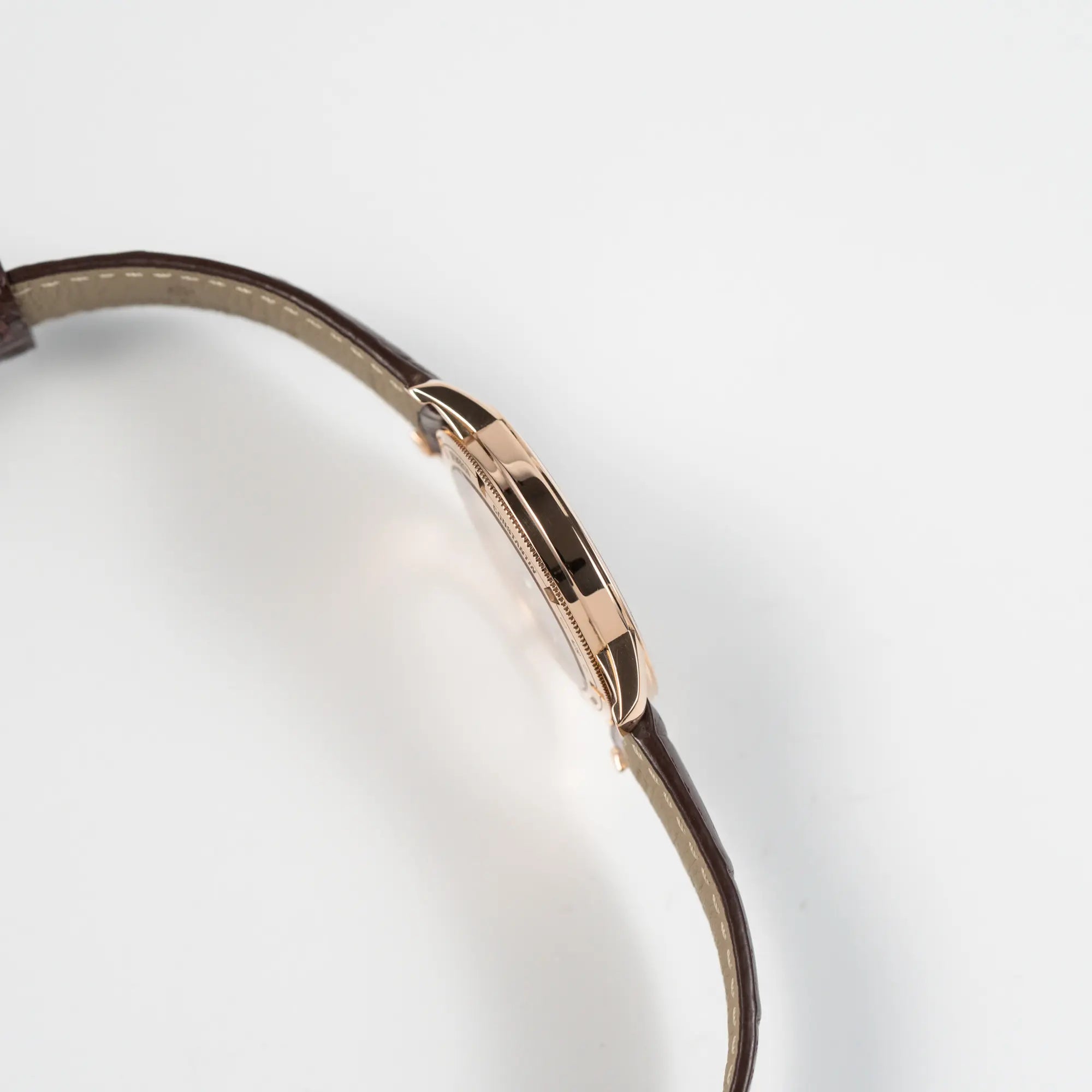 Seitliche Gehäuseflanke der Vacheron Constantin Patrimony 82172 in Roségold am braunem Lederband in einem nahezu neuwertigen Zustand