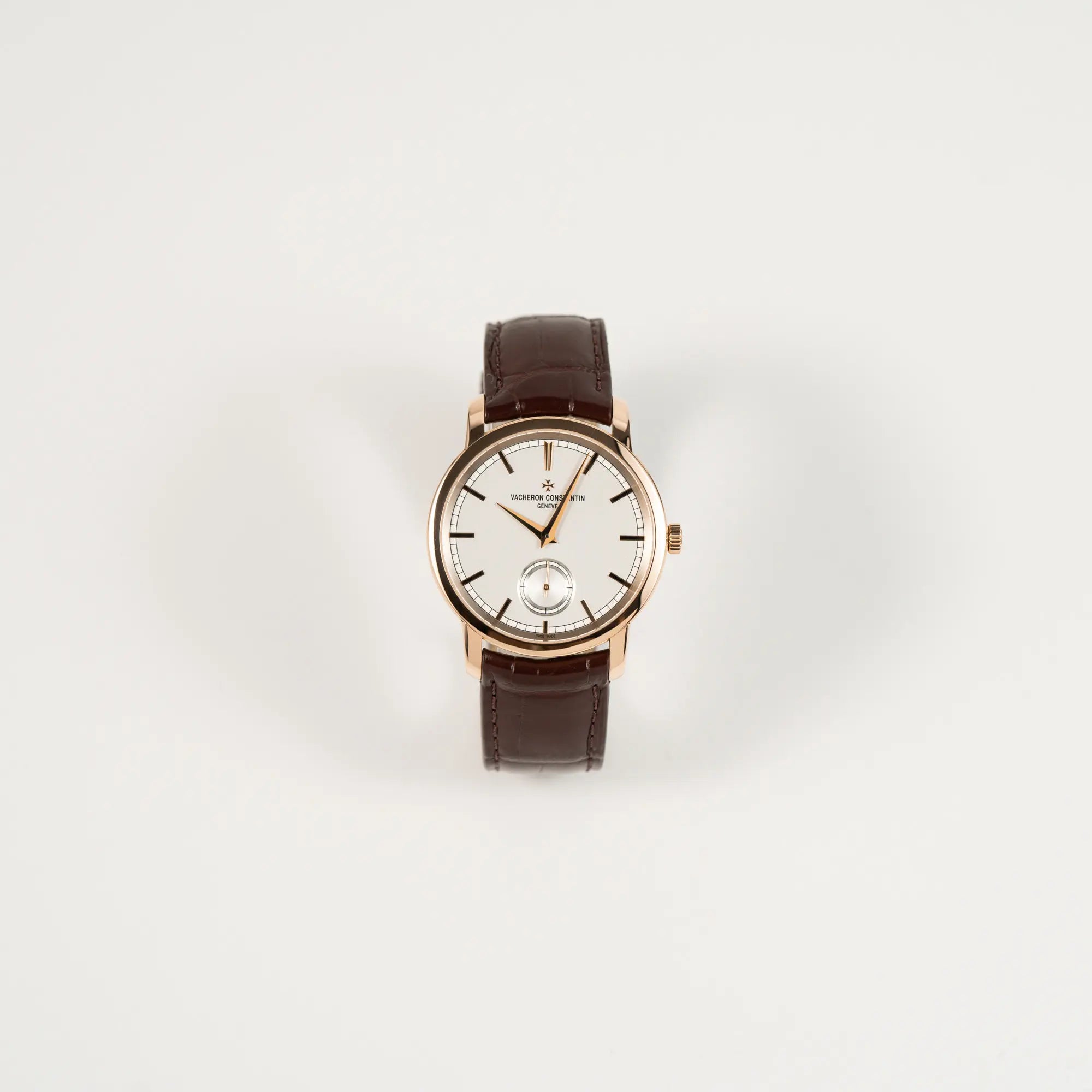 Frontale Ansicht der Vacheron Constantin Patrimony 82172 in Roségold am braunem Lederband in einem nahezu neuwertigen Zustand