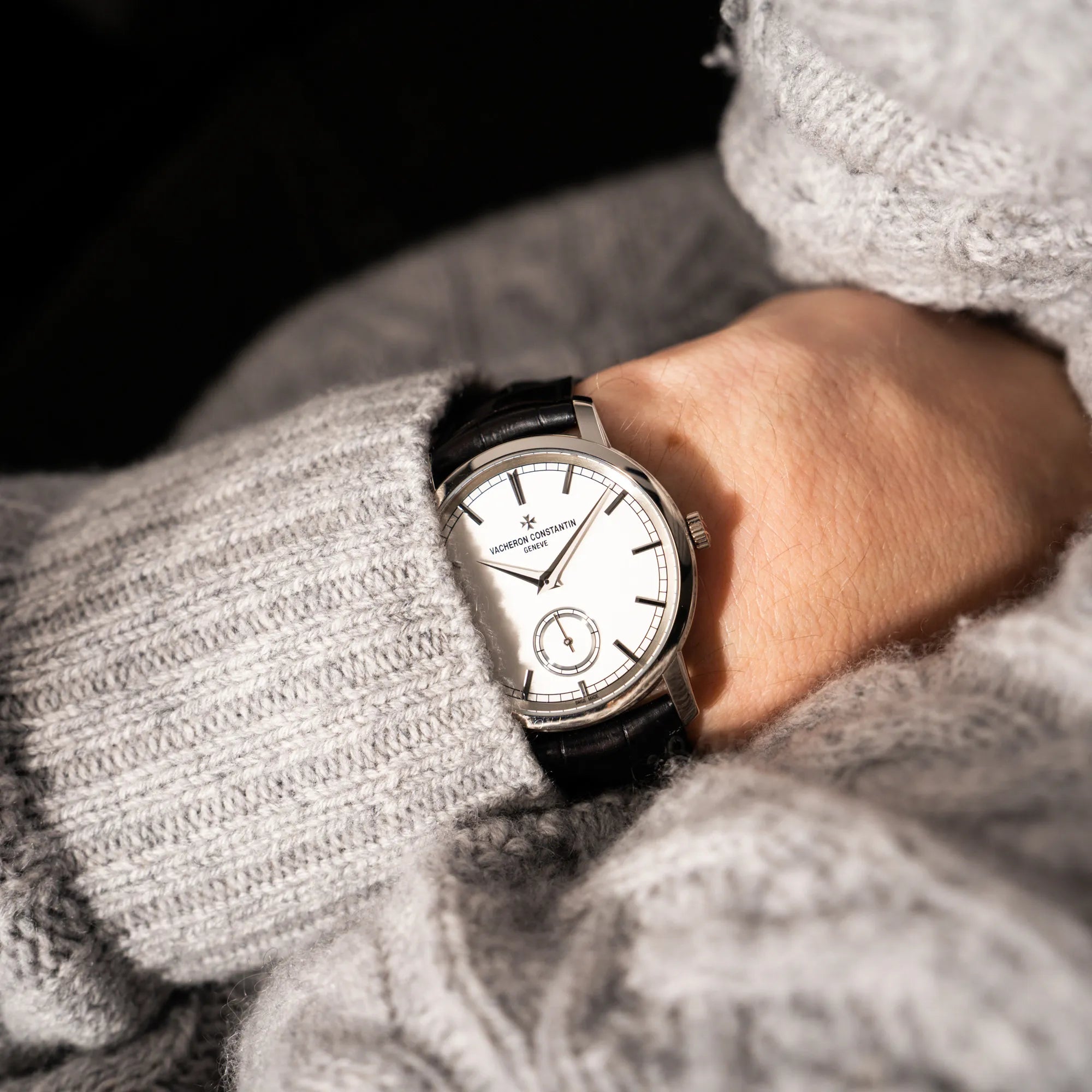 Wristshot mit der Vacheron Constantin Traditionelle 82172 mit weißem Zifferblatt und einem Weißgold-Gehäuse am braunem Lederband