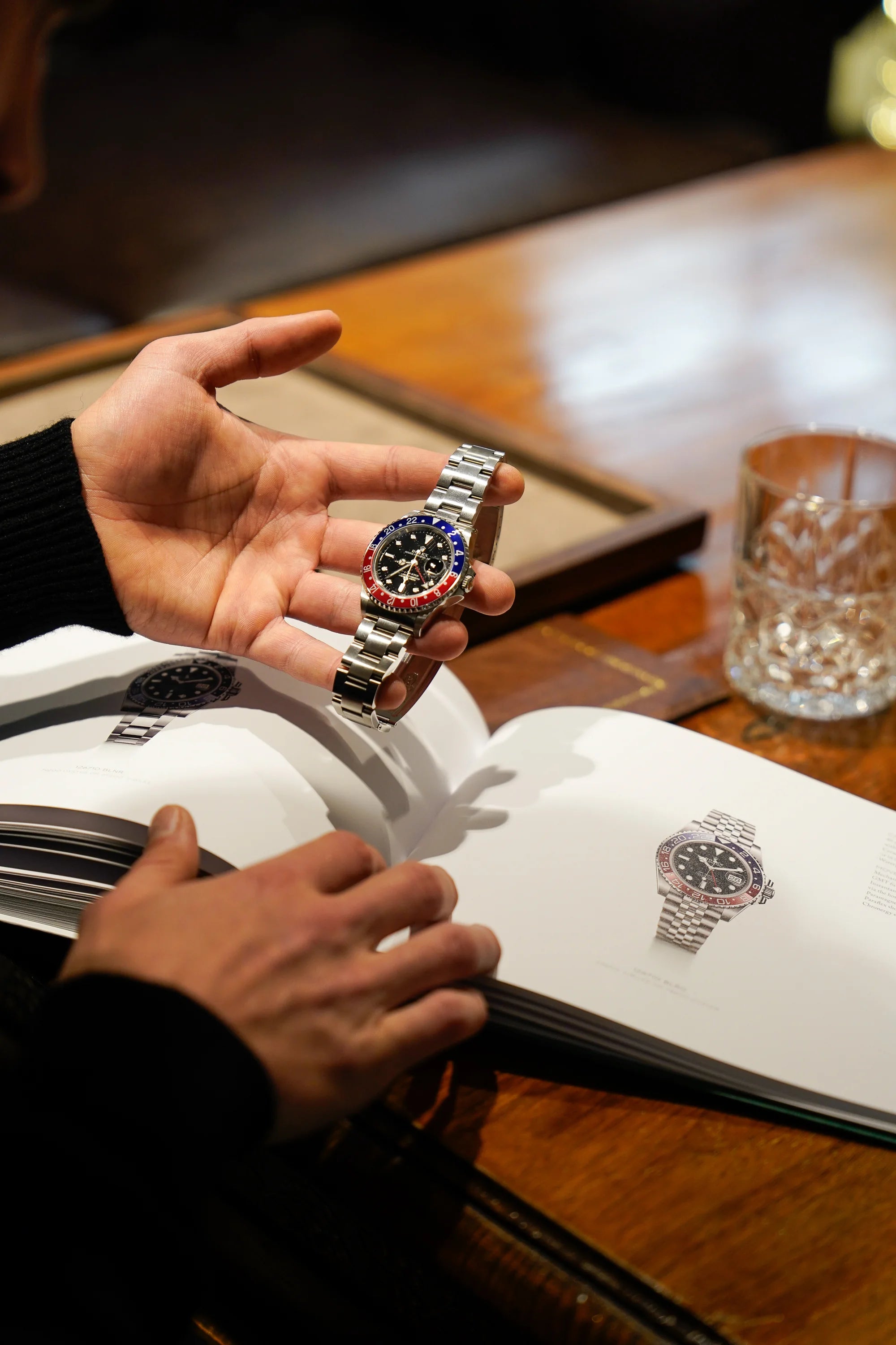 Kunde vergleicht seine Rolex GMT Master Pepsi mit der Referenz 16700 mit der aktuellen Variante dieser Uhr im Rolex Katalog