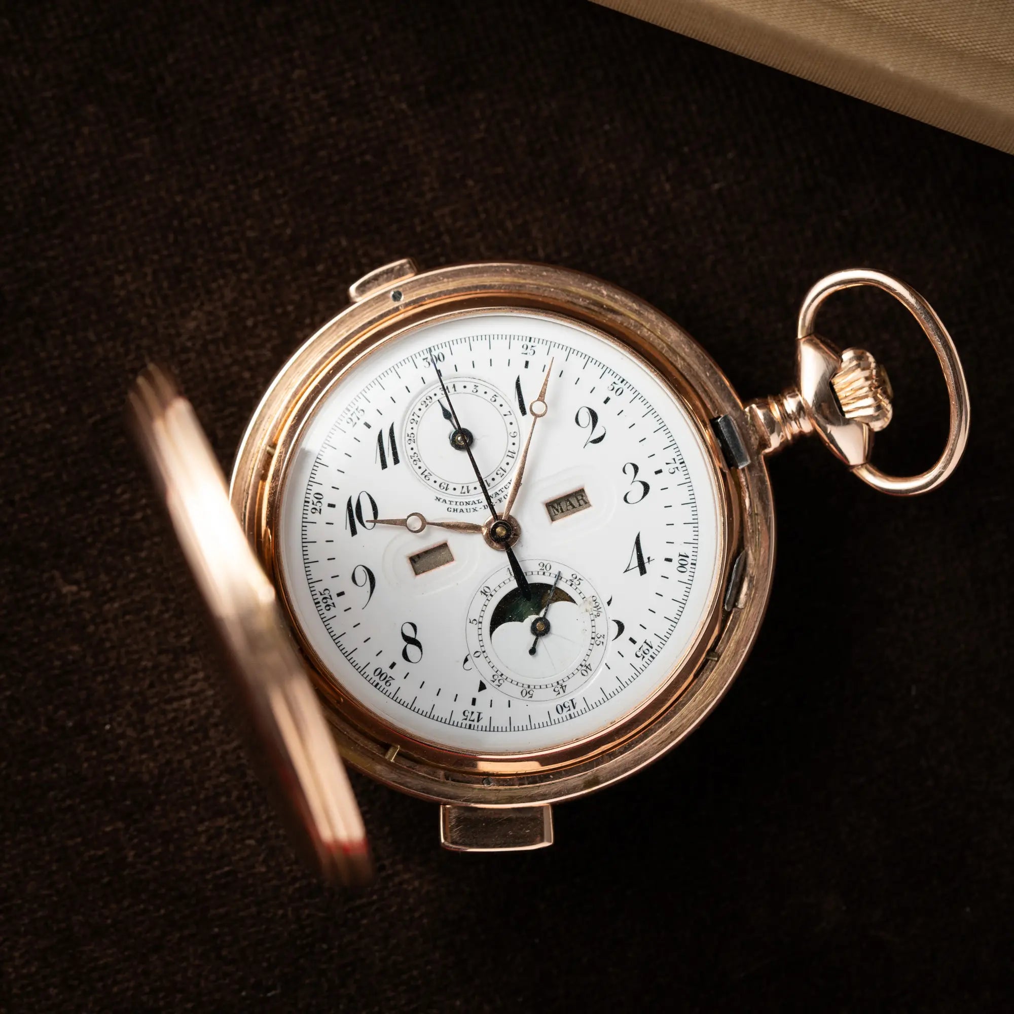 Produktfotografie als Titelbild für die Vollkalender Taschenuhr mit viertel Stunden Repetition und Mondphase-Anzeige bei 6 Uhr