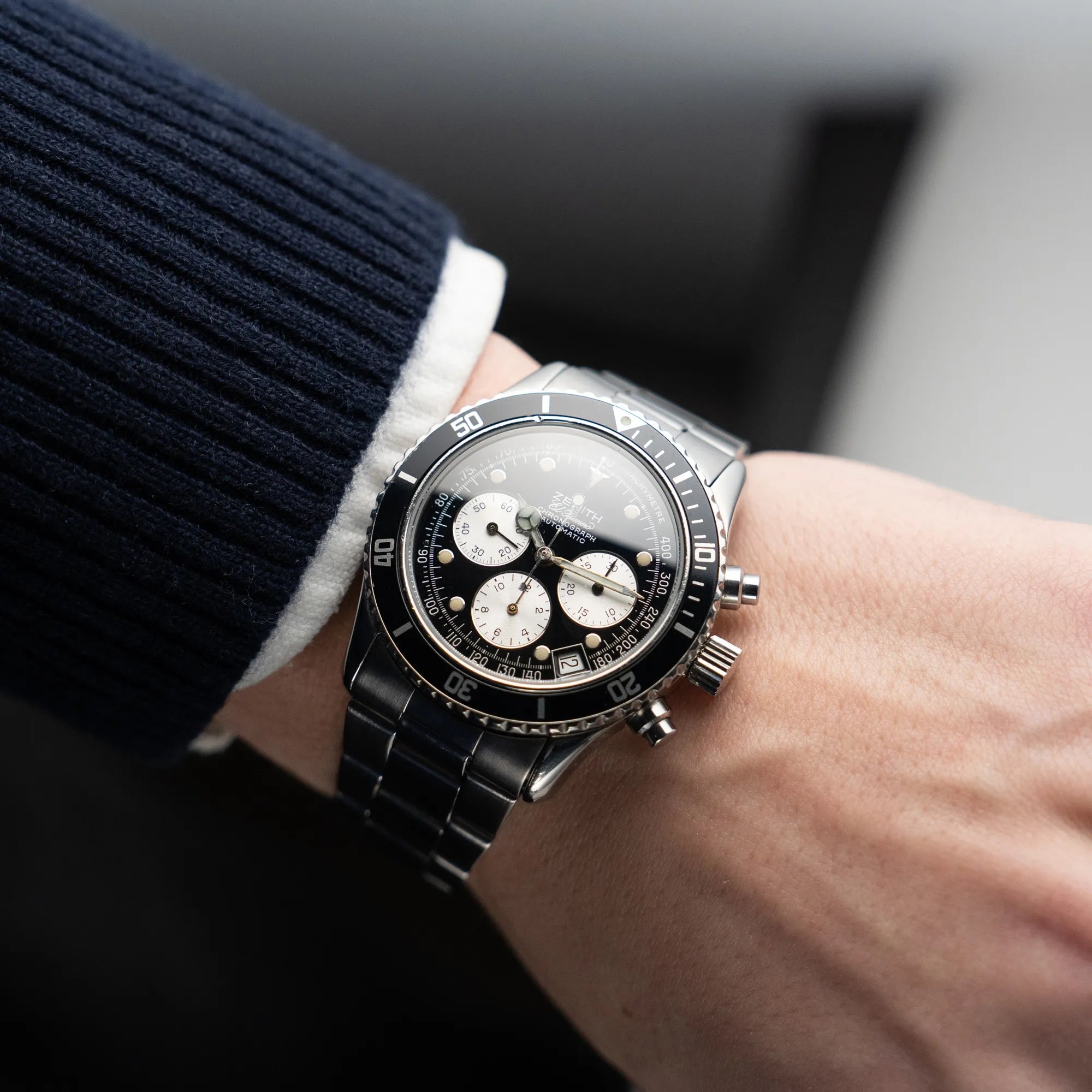 Mann trägt den Zenith El Primero Chronograph aus 1993 mit schwarzem Zifferblatt und silbernen Totalisatoren an seinem Handgelenk