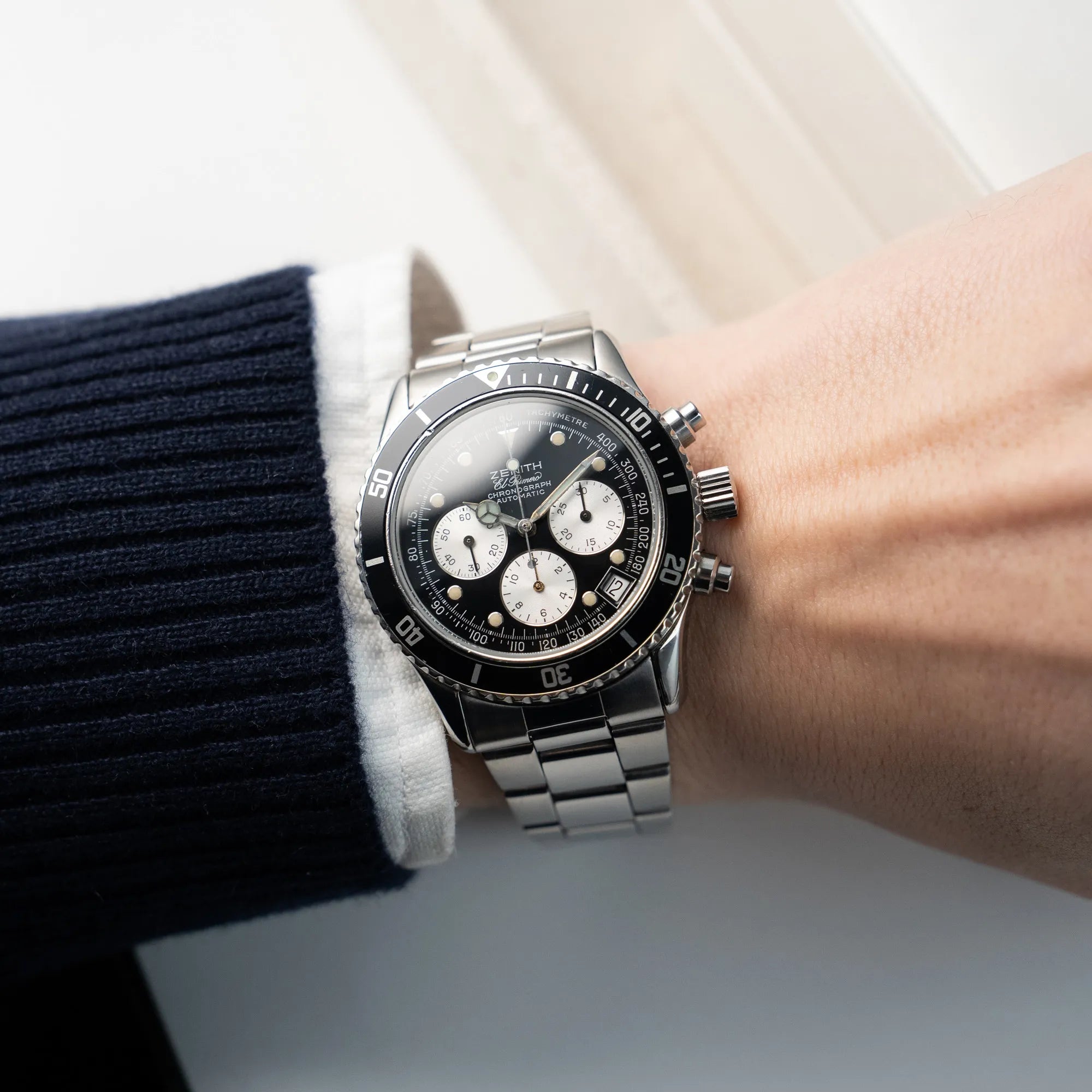 Wristshot mit dem Zenith El Primero Chronograph aus 1993 mit schwarzem Zifferblatt und silbernen Totalisatoren