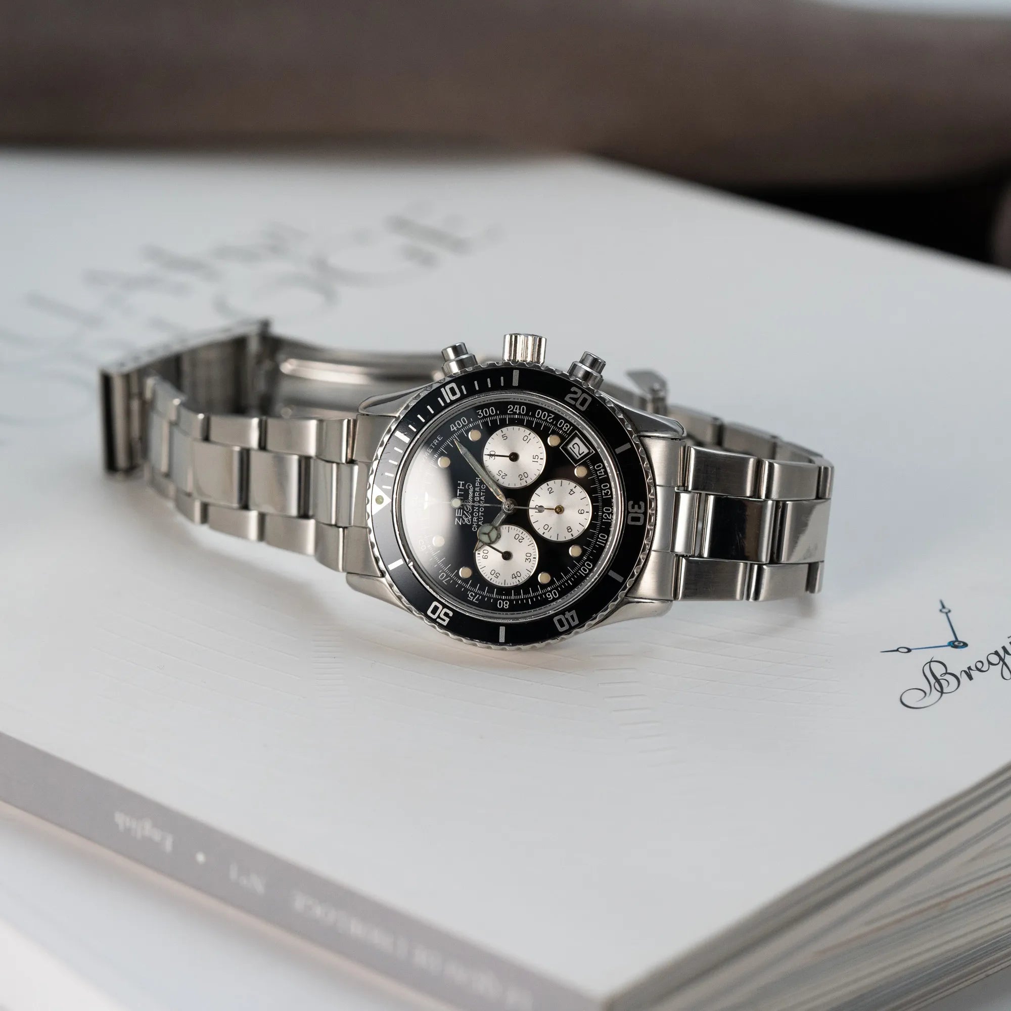 Produktfotografie des Zenith El Primero Chronograph aus 1993 mit schwarzem Zifferblatt und silbernen Totalisatoren