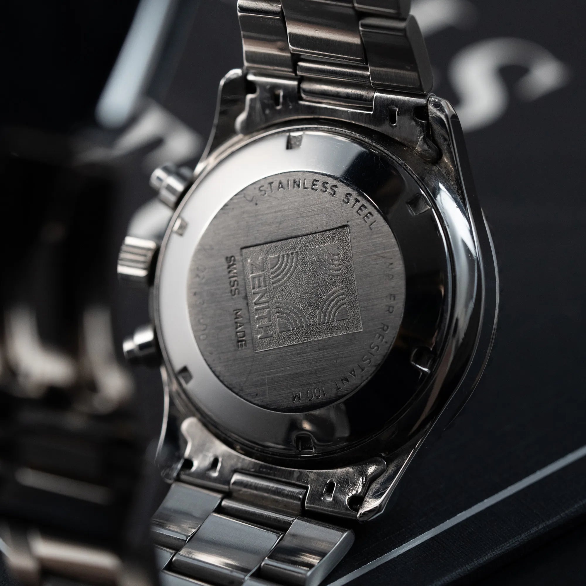 Detailaufnahme des Gehäusebodens von dem Zenith El Primero Chronograph aus 1993 mit schwarzem Zifferblatt und silbernen Totalisatoren
