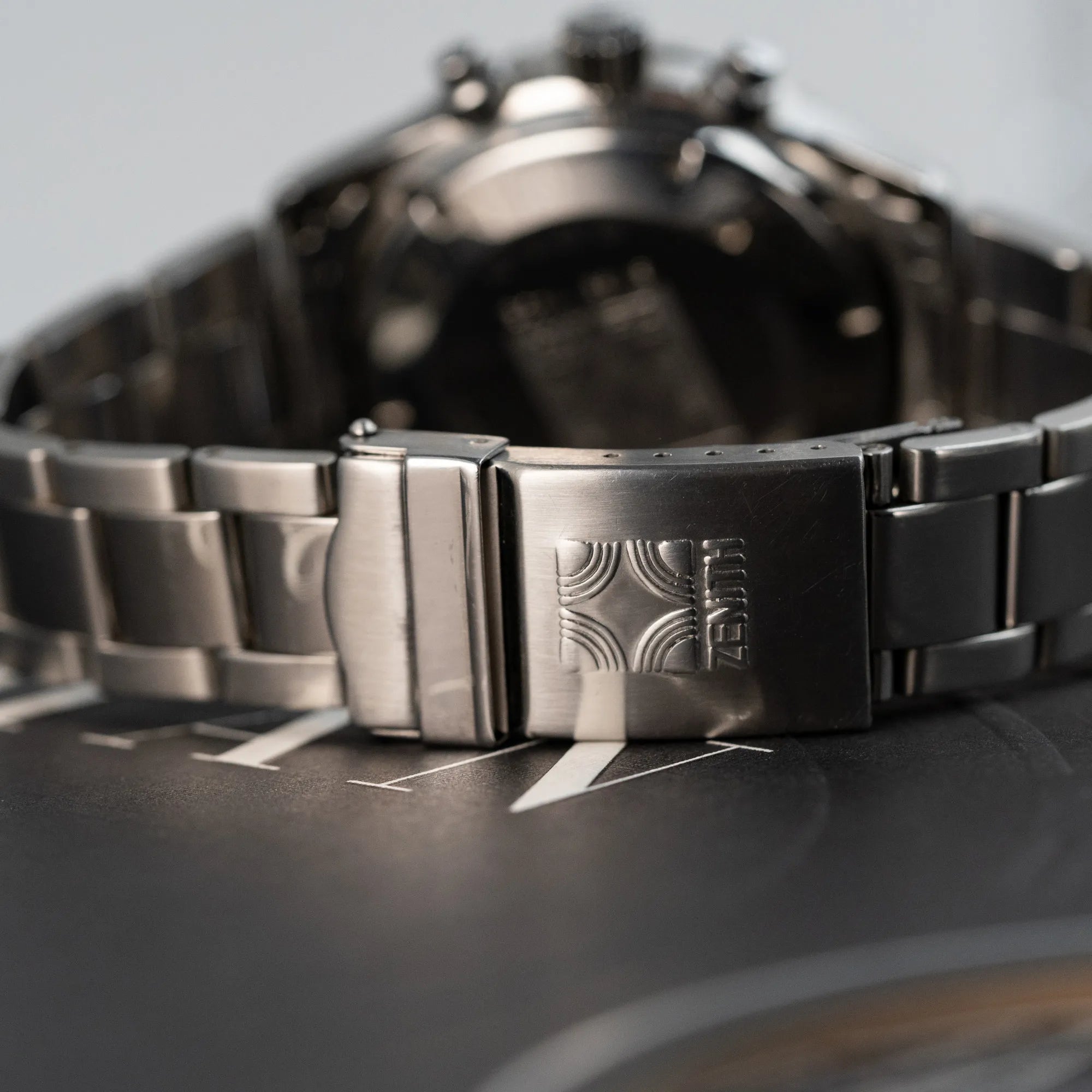 Detailaufnahme der Faltschliesse des Zenith El Primero Chronograph aus 1993 mit schwarzem Zifferblatt und silbernen Totalisatoren