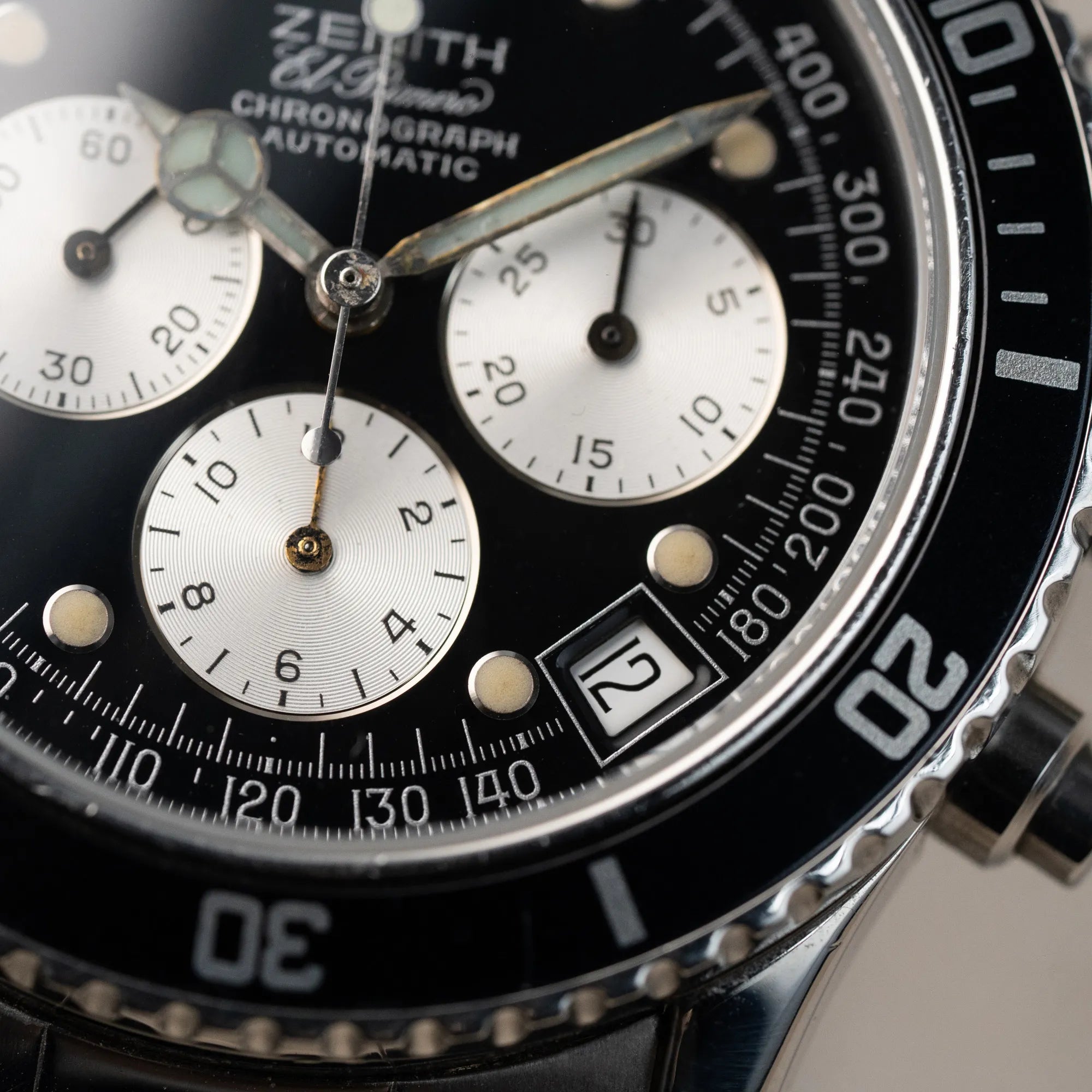 Detailaufnahme des Zenith El Primero Chronograph aus 1993 mit schwarzem Zifferblatt und silbernen Totalisatoren
