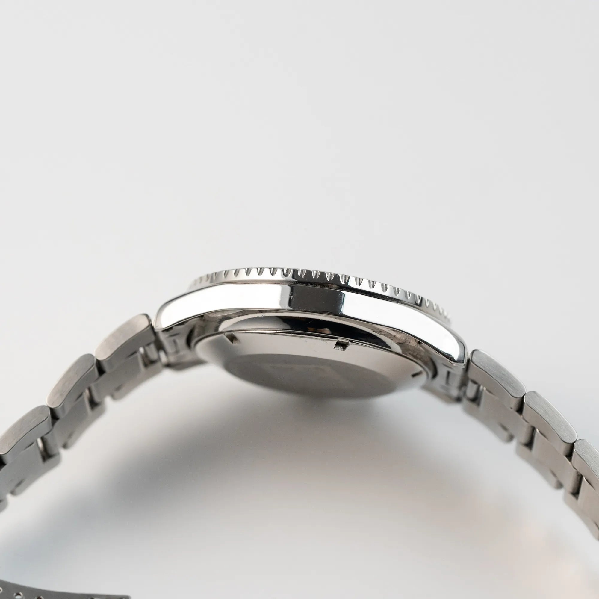 Seitliches Gehäuse des Zenith El Primero Chronograph aus 1993 mit schwarzem Zifferblatt und silbernen Totalisatoren