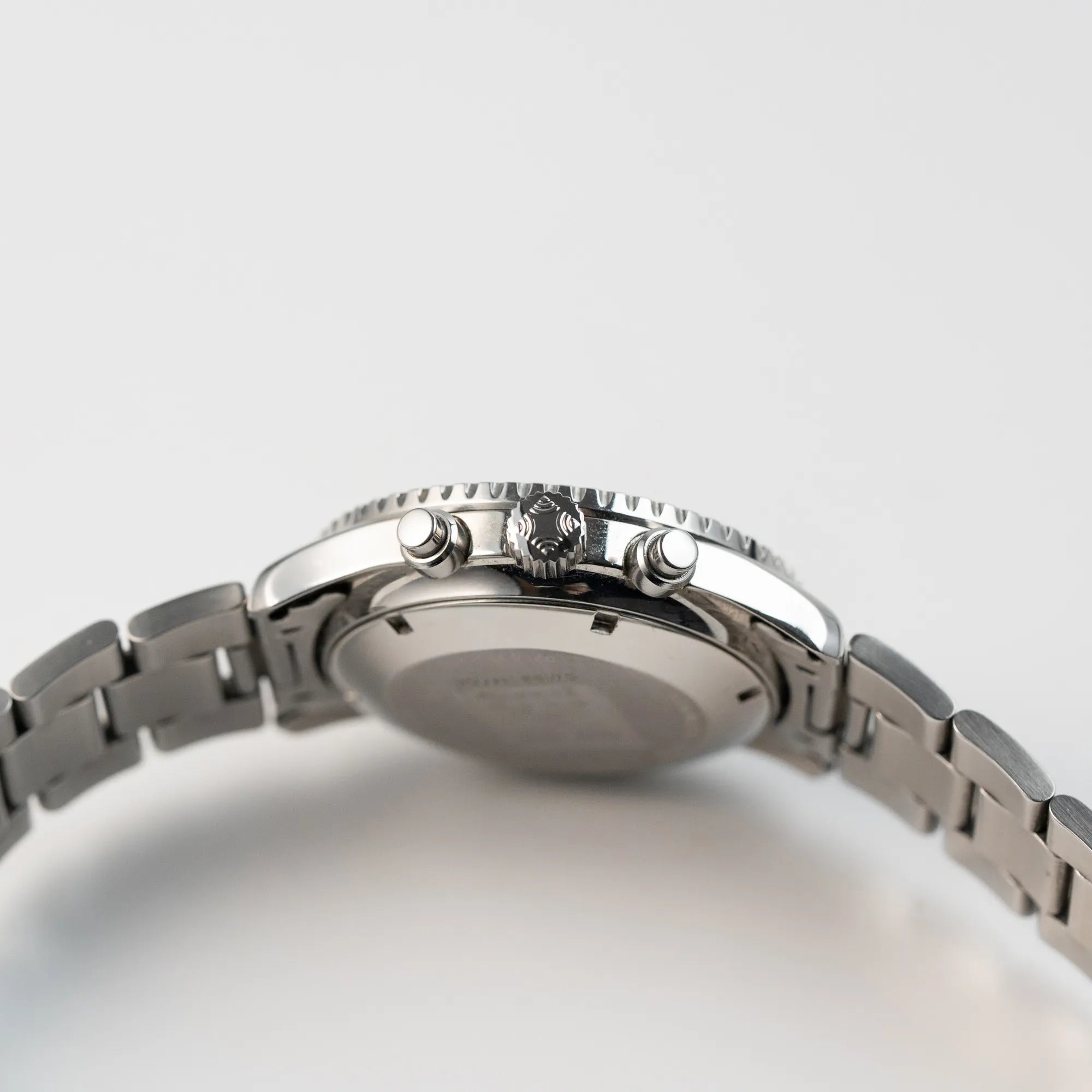 Seitliches Gehäuse mit Blick auf die Aufzugskrone des Zenith El Primero Chronograph aus 1993 mit schwarzem Zifferblatt und silbernen Totalisatoren