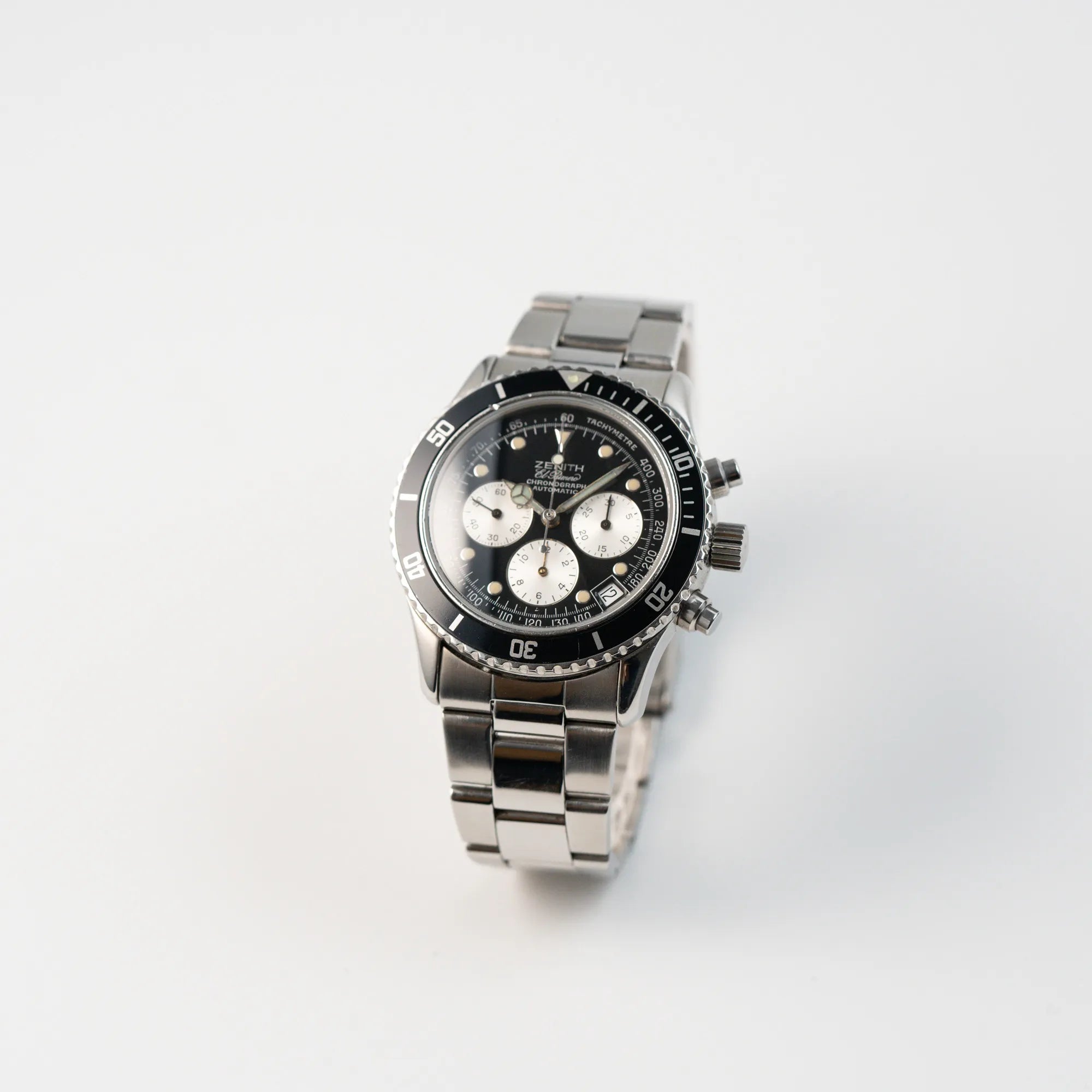 Leicht schräge Ansicht des Zenith El Primero Chronograph aus 1993 mit schwarzem Zifferblatt und silbernen Totalisatoren