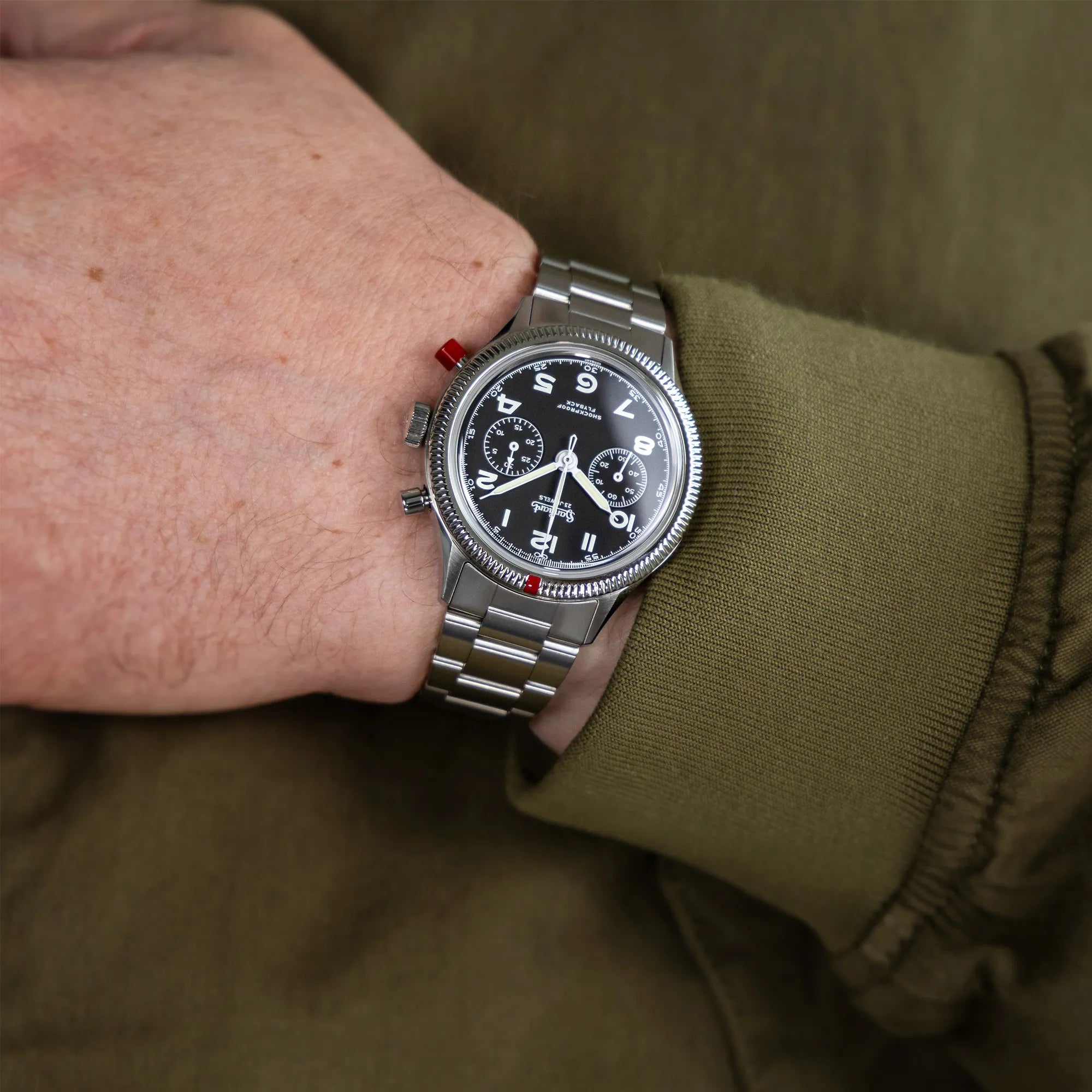 Wirstshot mit der Hanhart 417 ES 1954 Heritage Flyback mit 39mm-Gehäuse und schwarzem Zifferblatt am Edelstahlarmband