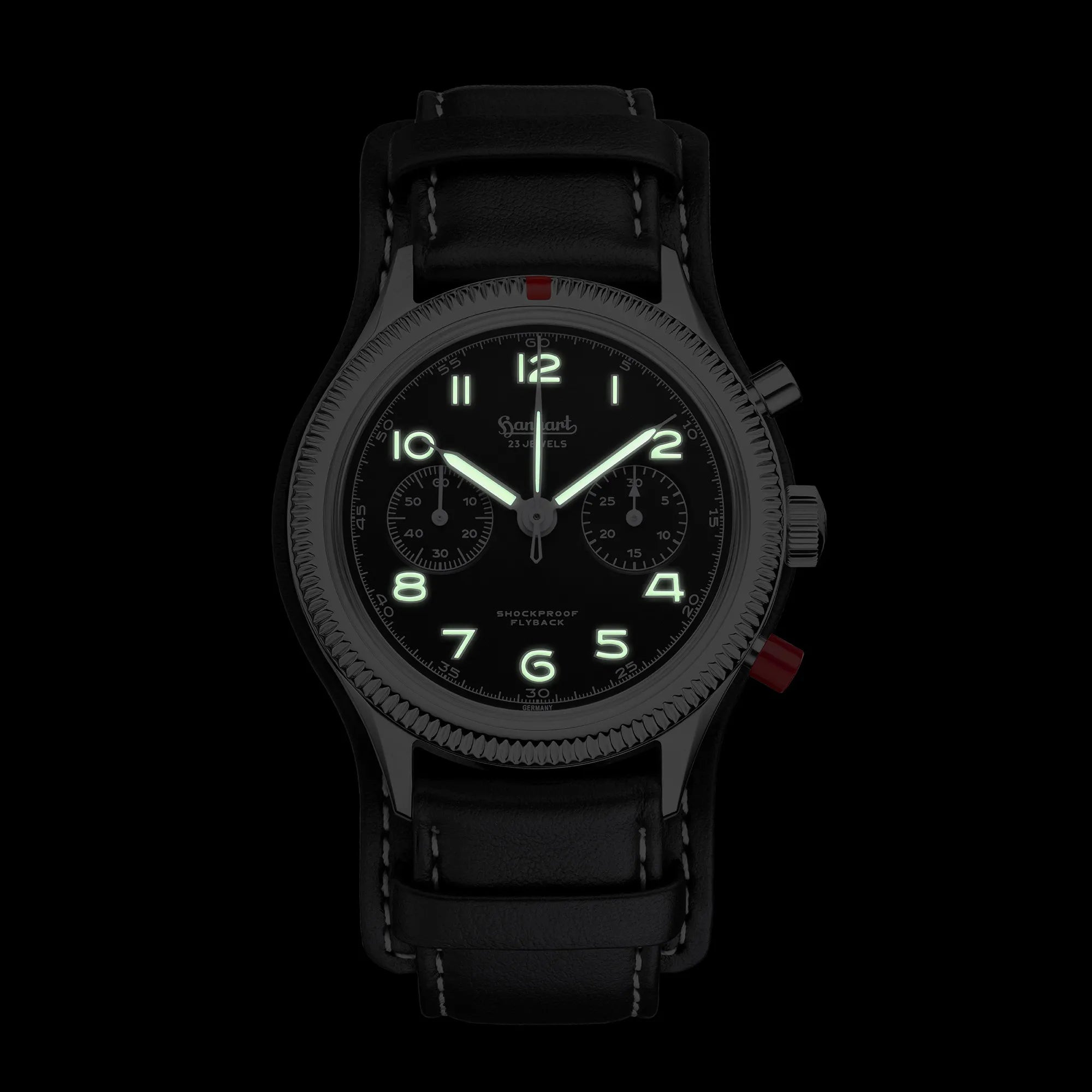 Hanhart 417 ES 1954 Heritage Flyback mit 39mm-Gehäuse und schwarzem Zifferblatt bei Nacht zeigt die Leuchtmasse der Ziffern und Zeiger