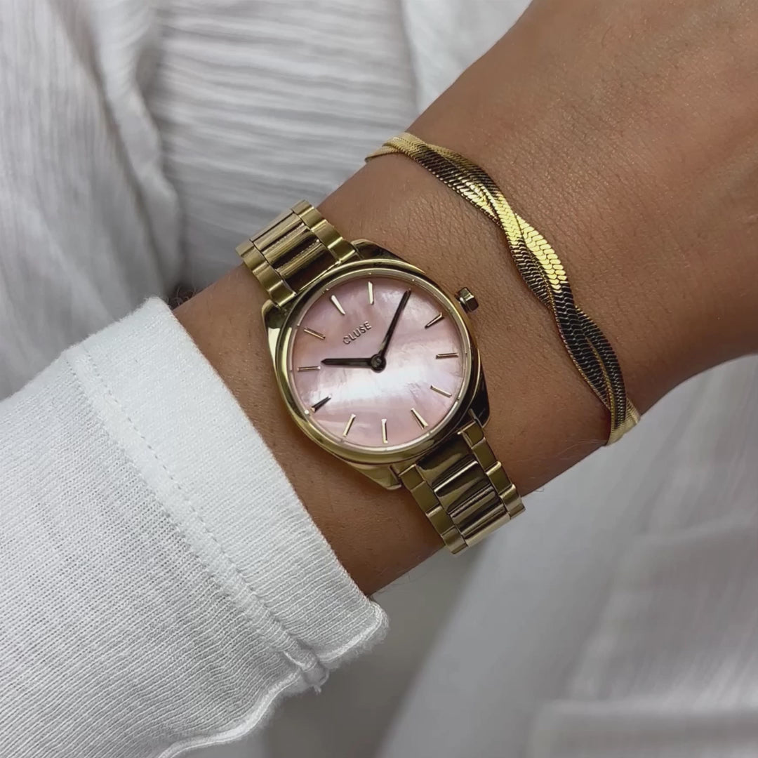 Wrist-Roll Video-Clip der Cluse Stahl-Uhr "Féroce Mini" mit einem gelbgolden-farbigen Gehäuse und einem apricotfarbenen Perlmuttzifferblatt