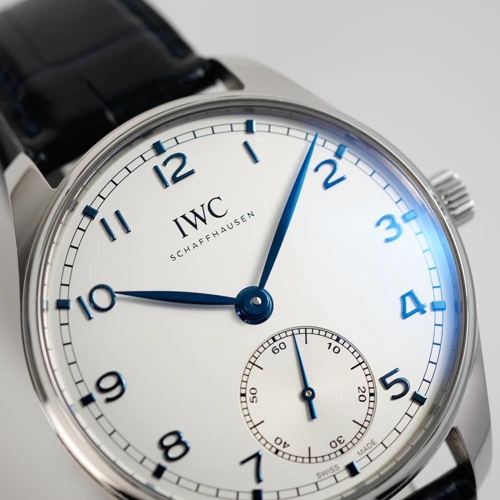 Uhr von IWC Schaffhausen (International Watch Company) mit weissem Zifferblatt und blauen Zeigern/Indizes mit Edelstahlgehäuse