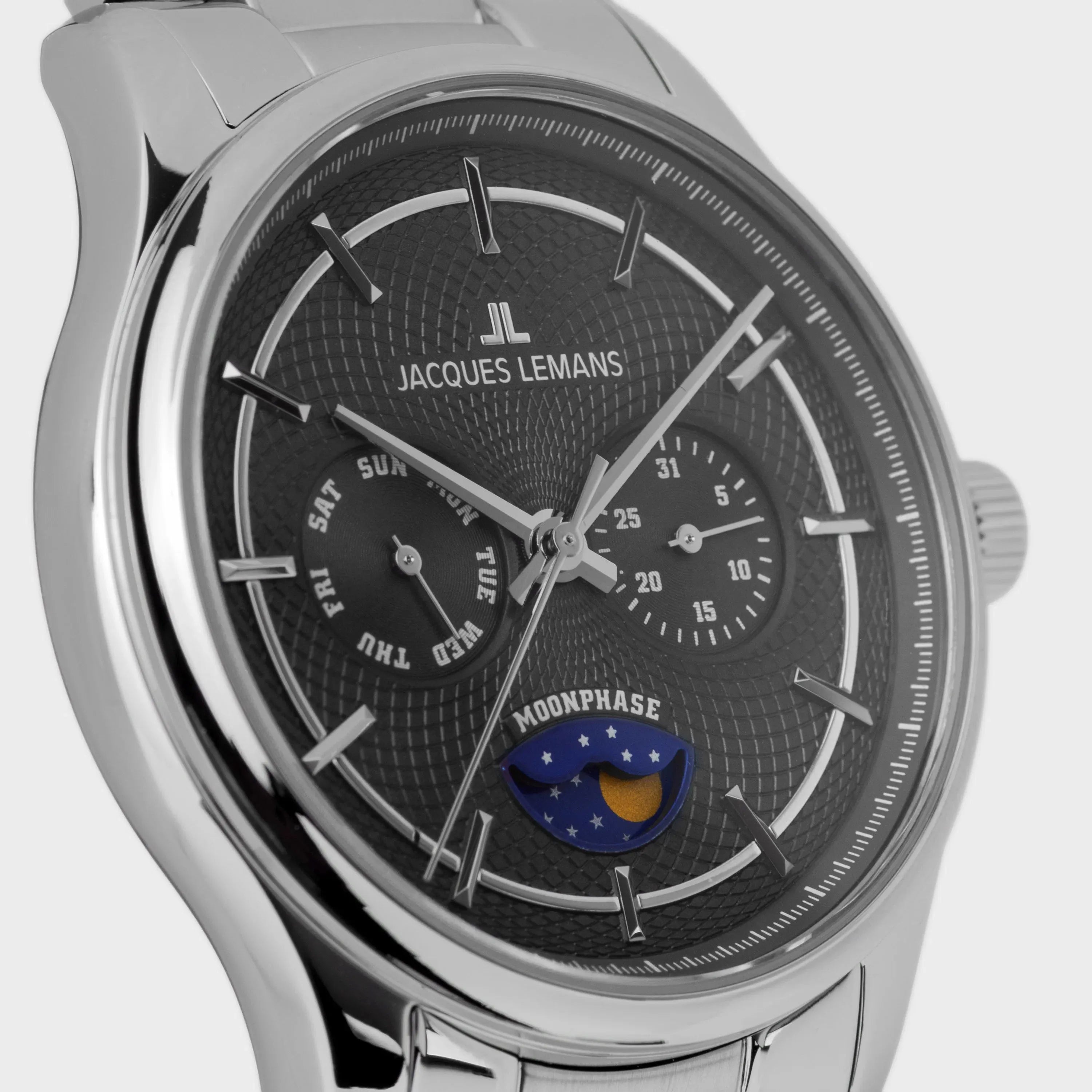 Leicht seitliche Ansicht der Jacques Lemans 1-2213I Herrenuhr aus der Derby-Kollektion mit schwarzem Zifferblatt am Edelstahl-Armband