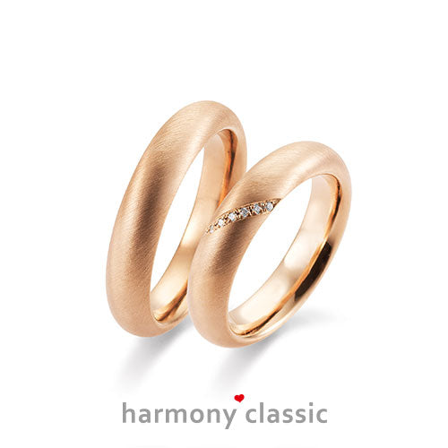 Produktfotografie des Trauringpaars Harmony Classic in Rosegold mit Diamanten im Damenring