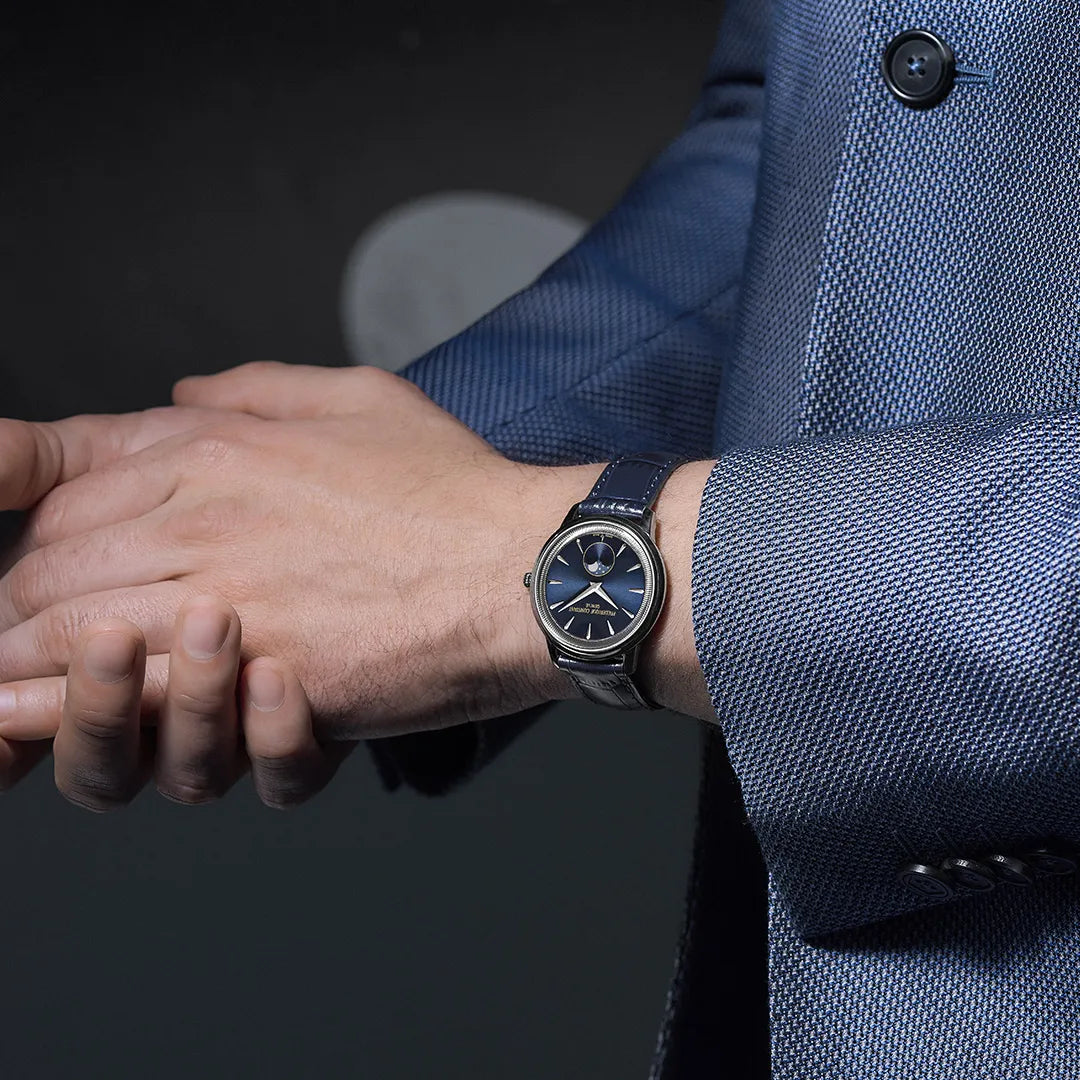 Mann in blauem Sakko trägt die Frederique Constant "Moneta" Armbanduhr FC-206N3S6B mit blauem Zifferblatt und Mondphase auf 6 Uhr an seinem Handgelenk