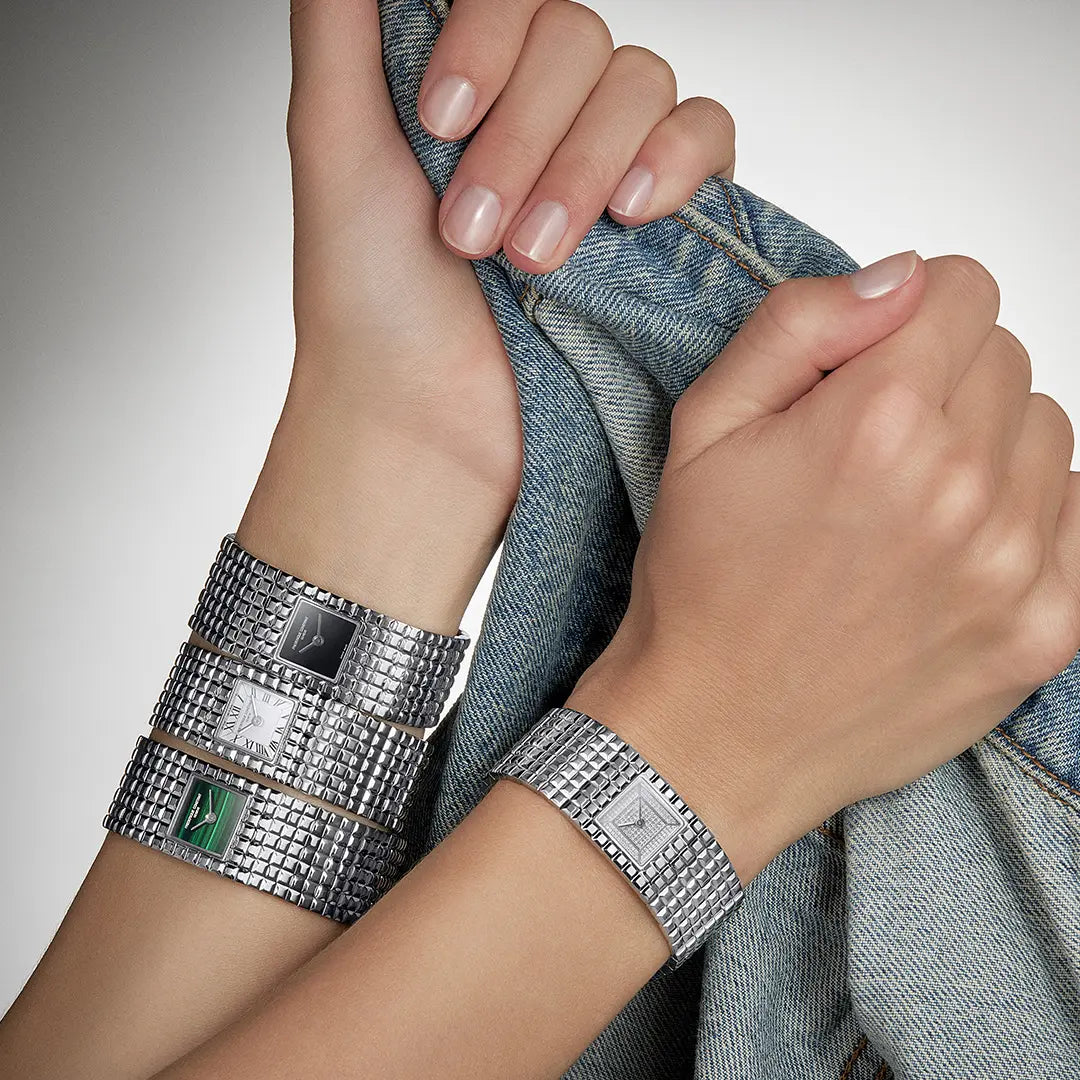 Frau trägt alle 4 Farbvarianten der Manchette Armbanduhr von Frederique Constant, die insgesamt mehr einem Armband ähneln, an ihrem Armen 