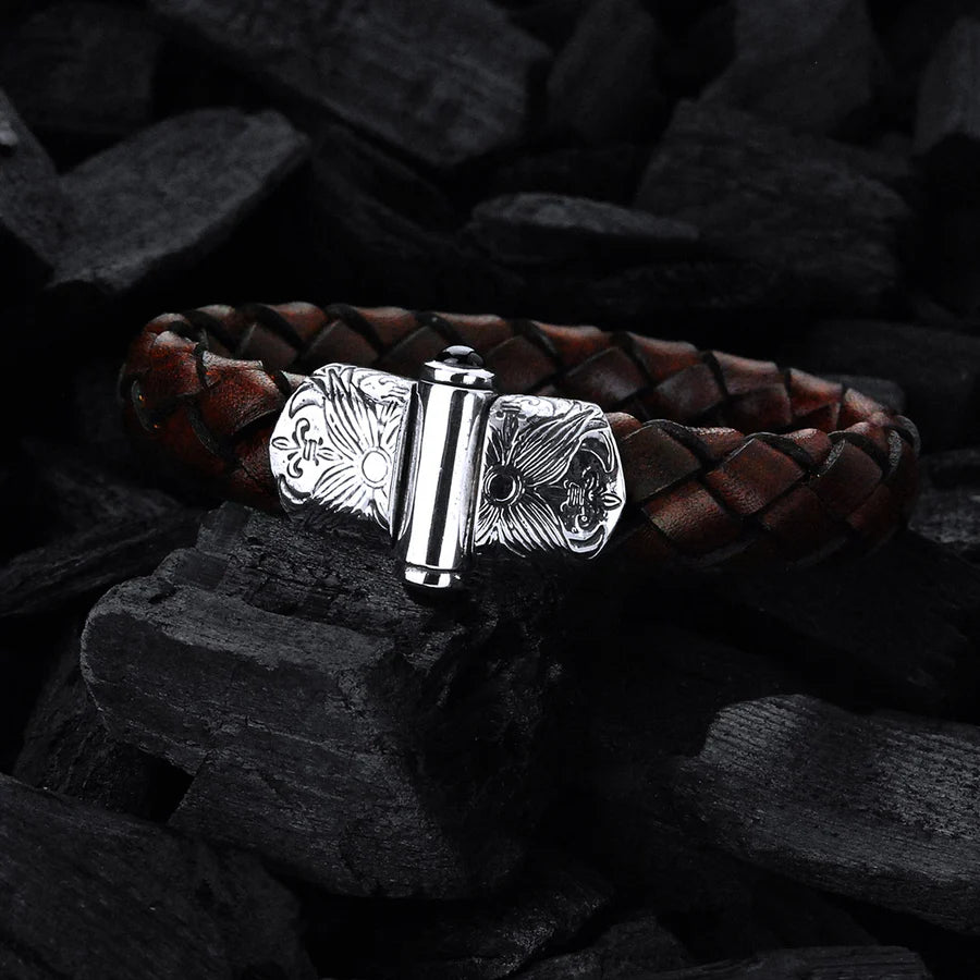 Produktfotografie des Elfcraft Armbands Garden at Night mit Onyx Steinen an einem braunen, geflochtenen Lederband, während das Armband auf schwarzer Holzkohle liegt