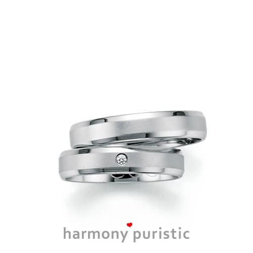 Produktfotografie des Trauringpaars Harmony Puristic in Weißgold, mit einem Diamant im Damenring