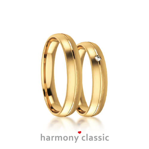 Produktfotografie des Trauringpaars Harmony Classic in Gelbgold, mit Diamant im Damenring