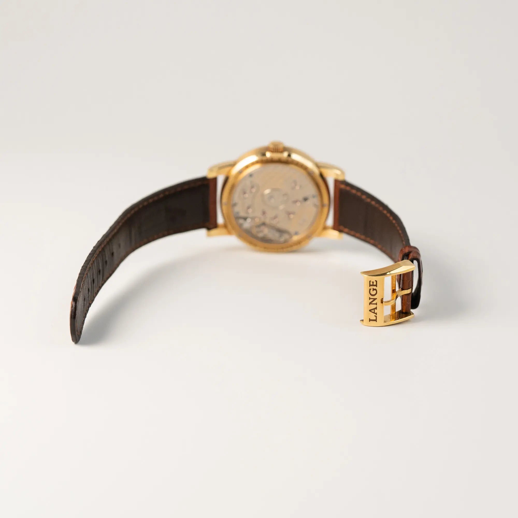 Rückseite der A. Lange & Söhne Armbanduhr "Lange 1" in Gelbgold mit geöffneter Dornschliesse