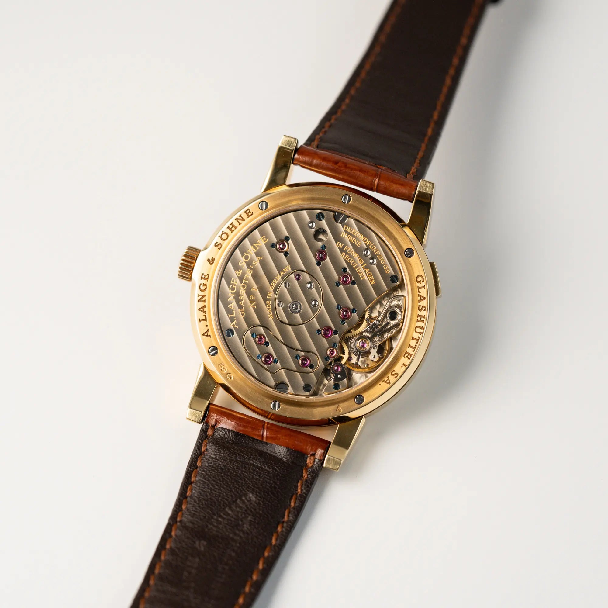 Gehäuseboden aus Glas mit Scihat auf das Handaufzug-Kaliber der A. Lange & Söhne Armbanduhr "Lange 1" in Gelbgold