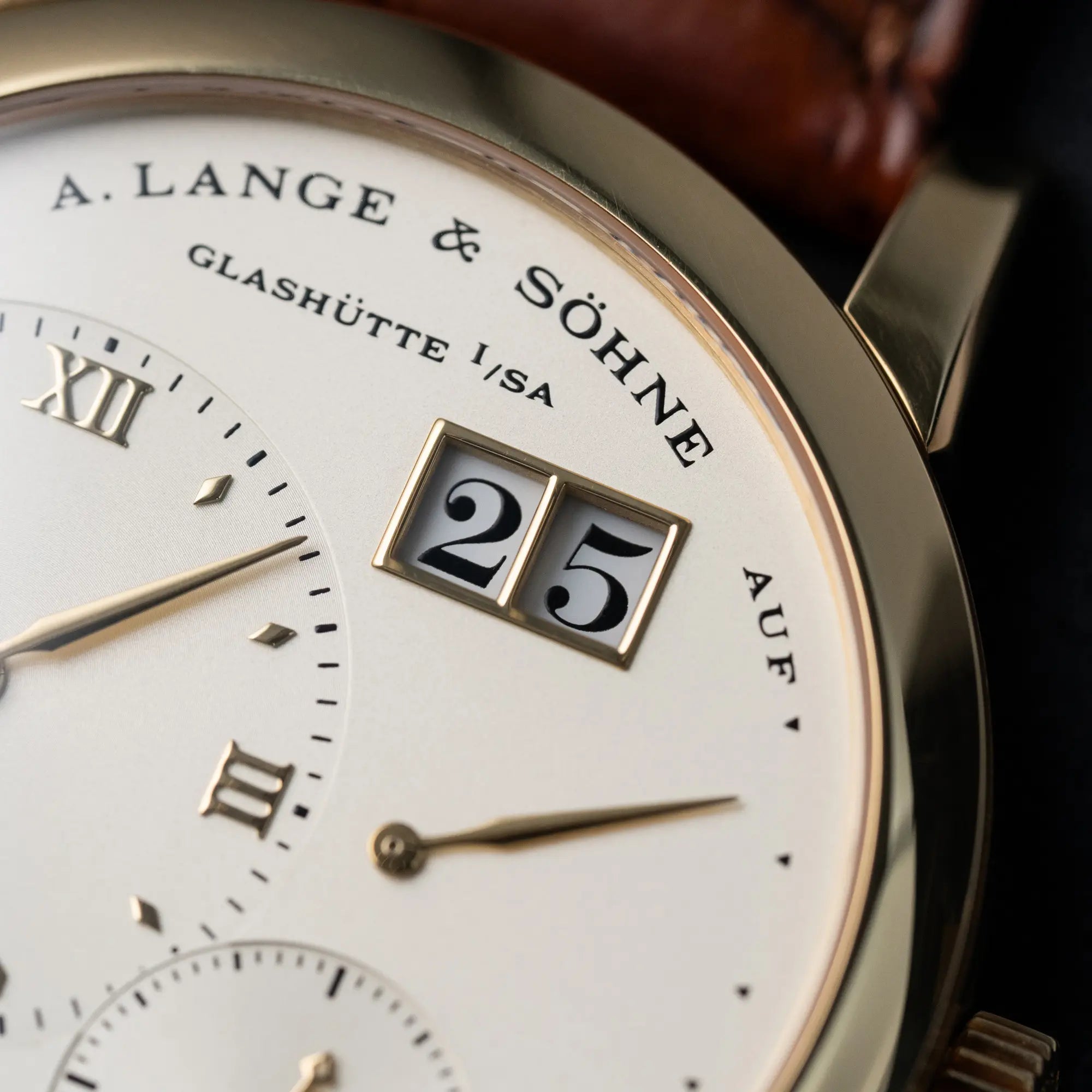 Detailaufnahme der A. Lange & Söhne Armbanduhr "Lange 1" in Gelbgold mit Fokus auf dem Datumsfenster