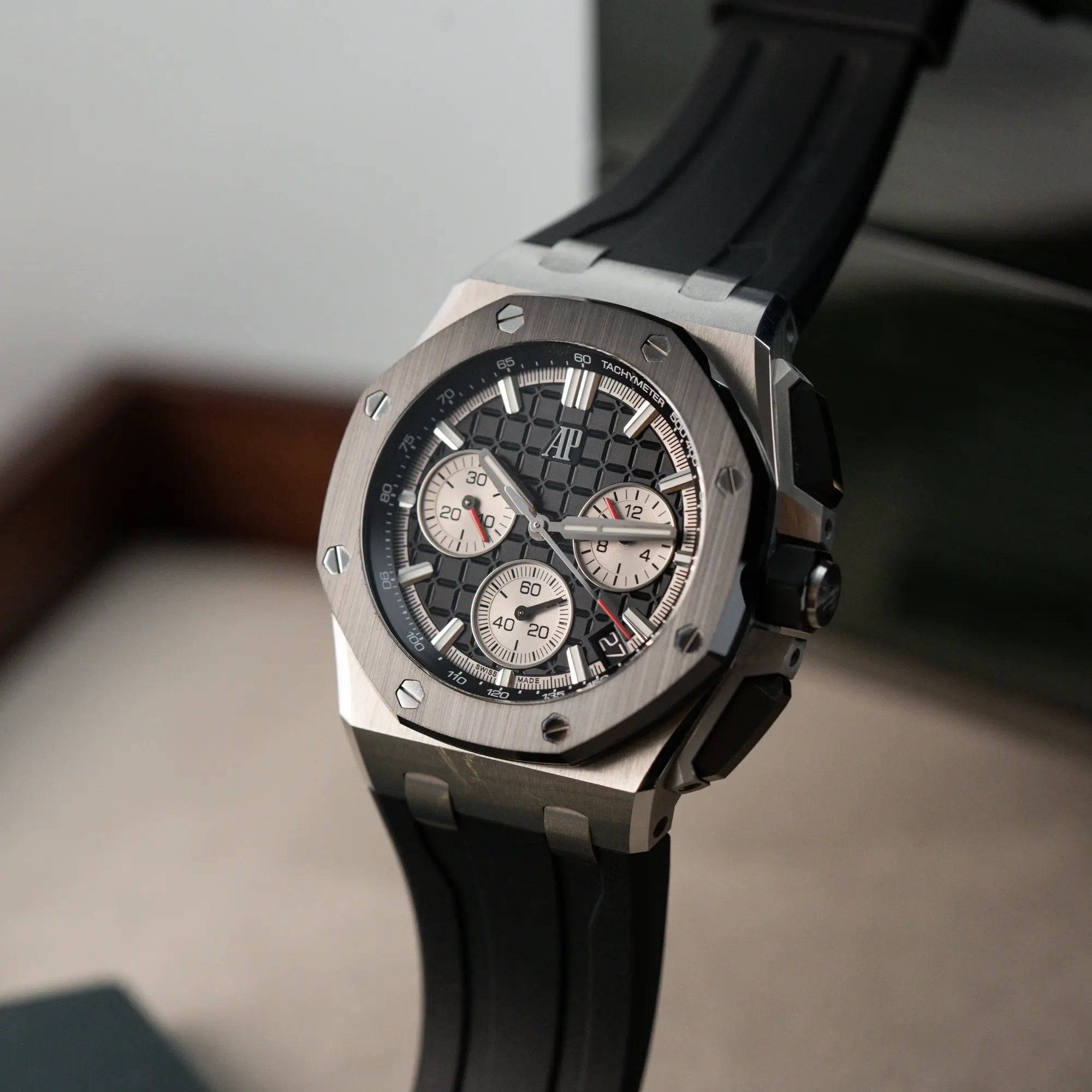 Produktfotografie des Audemars Piguet Royal Oak Chronograph 26420SO.OO.A002CA.01 mit schwarzem Zifferblatt und Lünette