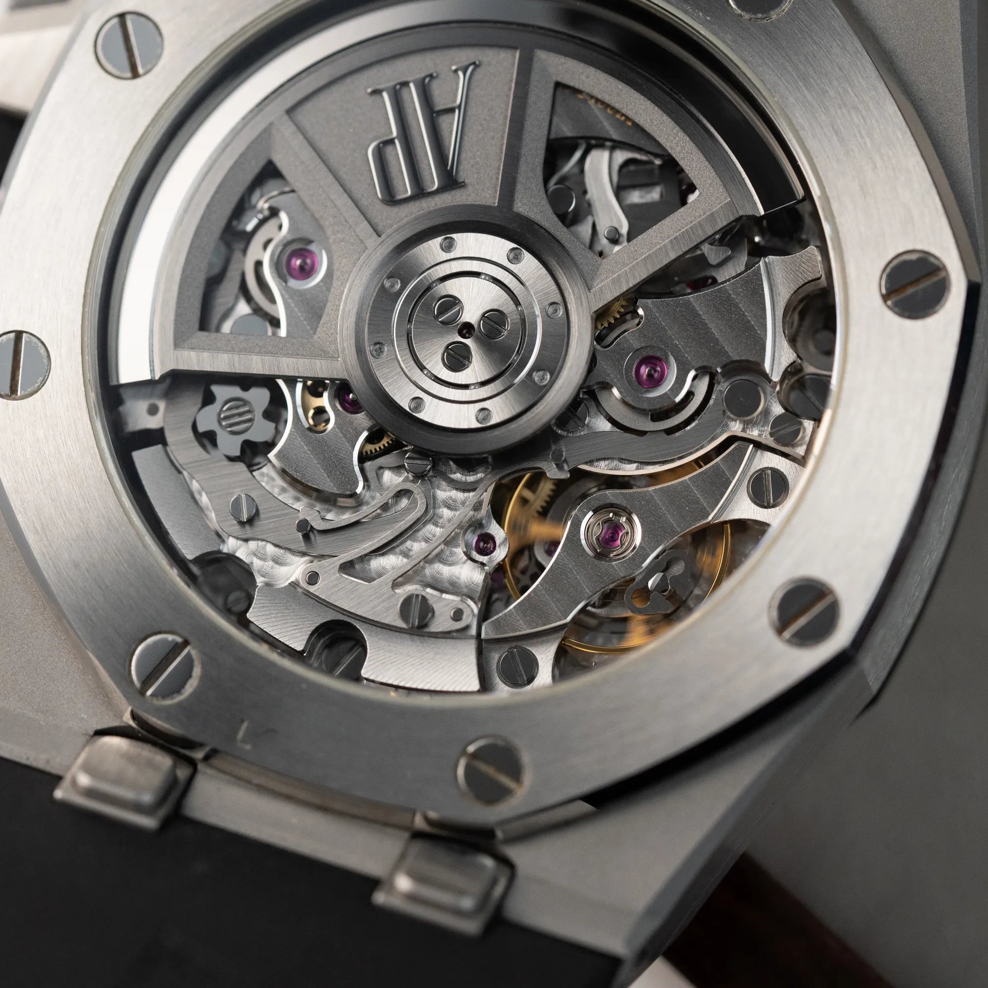 Detailaufnahme des Gehäusebodens mit Sichtglas vom Audemars Piguet Royal Oak Chronograph 26420SO.OO.A002CA.01 mit schwarzem Zifferblatt und Lünette