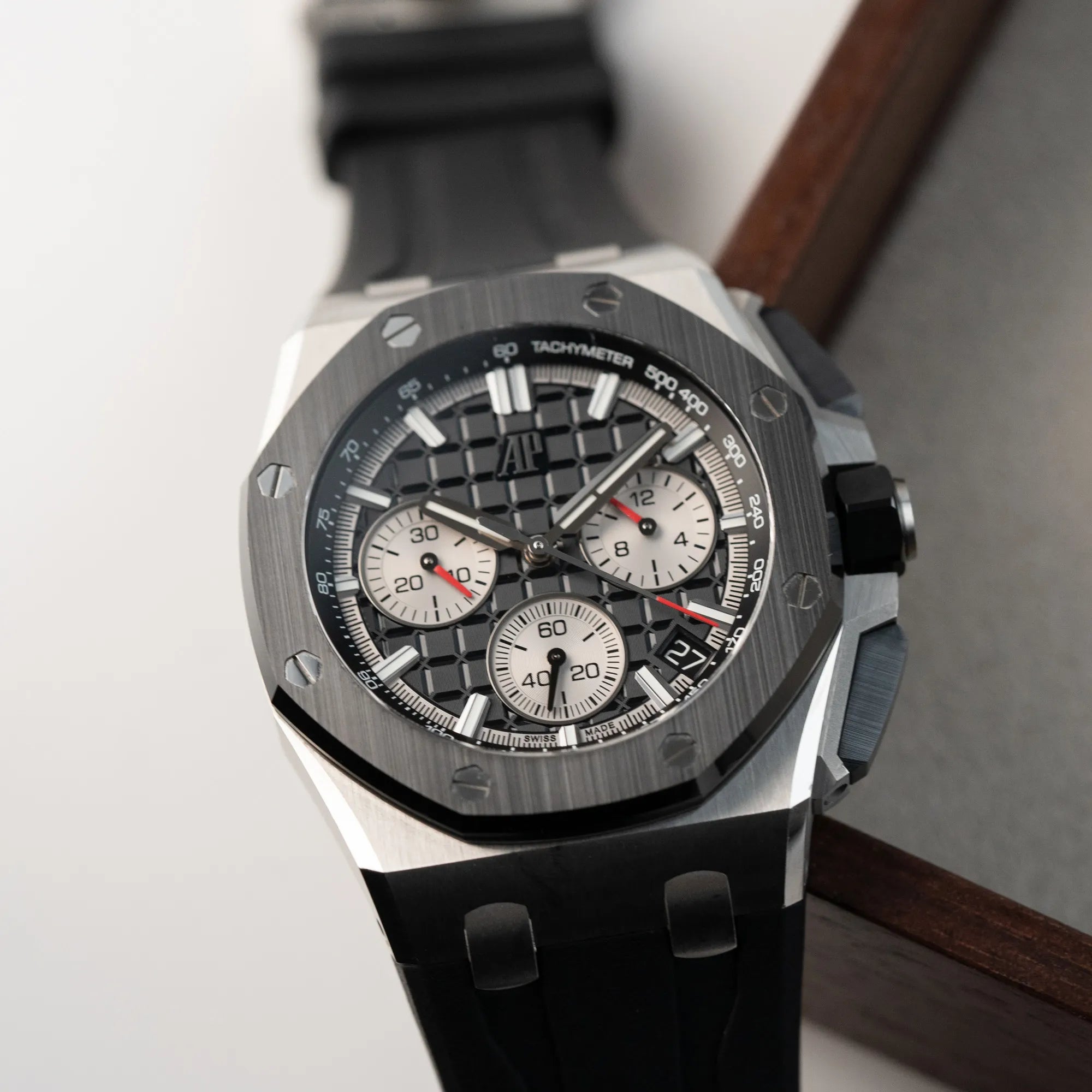 Produktfotgrafie der Audemars Piguet Royal Oak Chronograph 26420SO.OO.A002CA.01 mit schwarzem Zifferblatt und Lünette