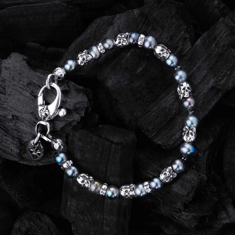 Produktfoto für das Elfcraft Armbands mit schwarzen Perlen und silbernen Totenkopf-Elementen und 3 kleinen schwarzen Diamanten auf schwarzem Hintergrund