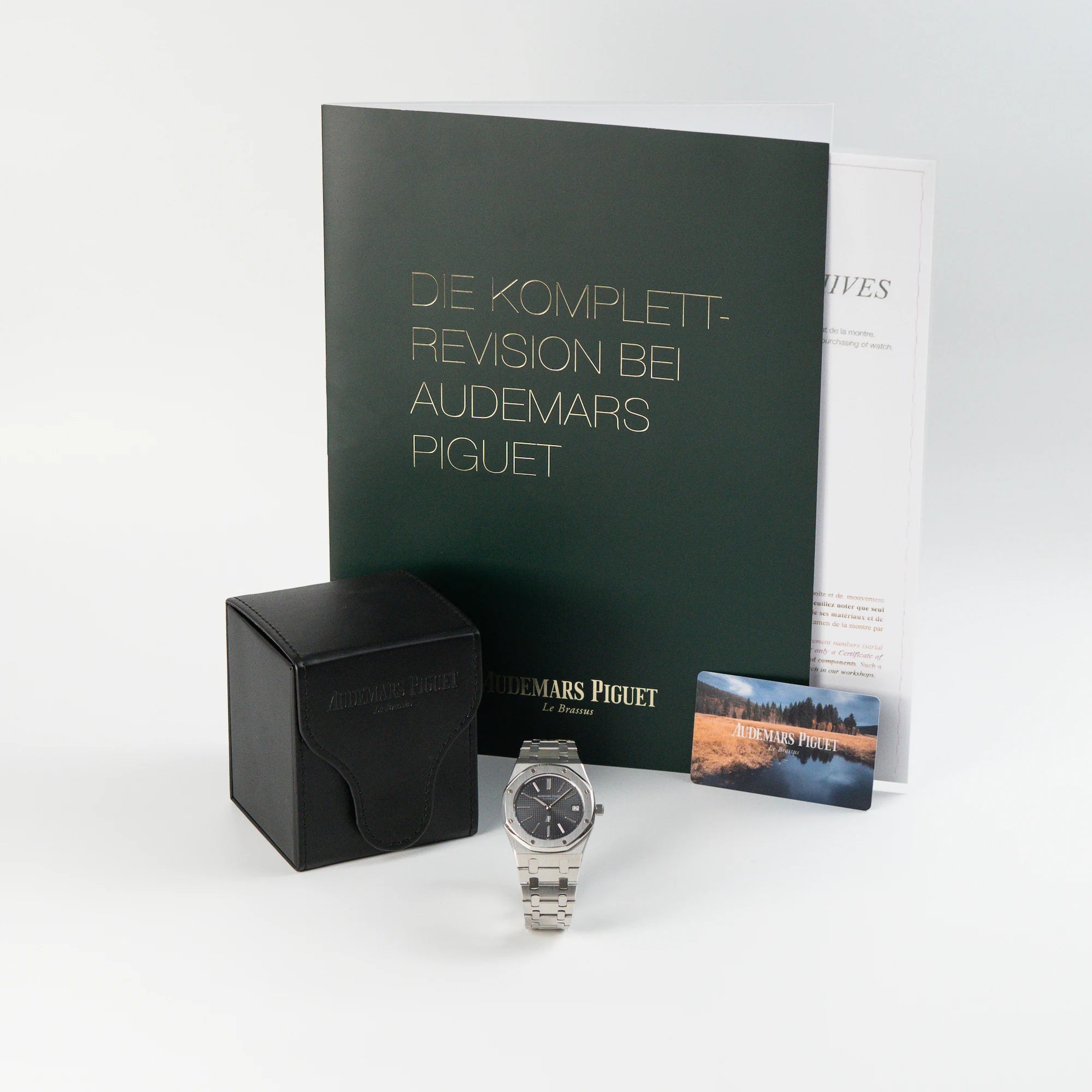 Audemars Piguet Royal Oak 5402ST aus der B-Serie in Stahl steht neben der Uhrenbox und daneben stehen Booklet und Zertifikat der Uhr
