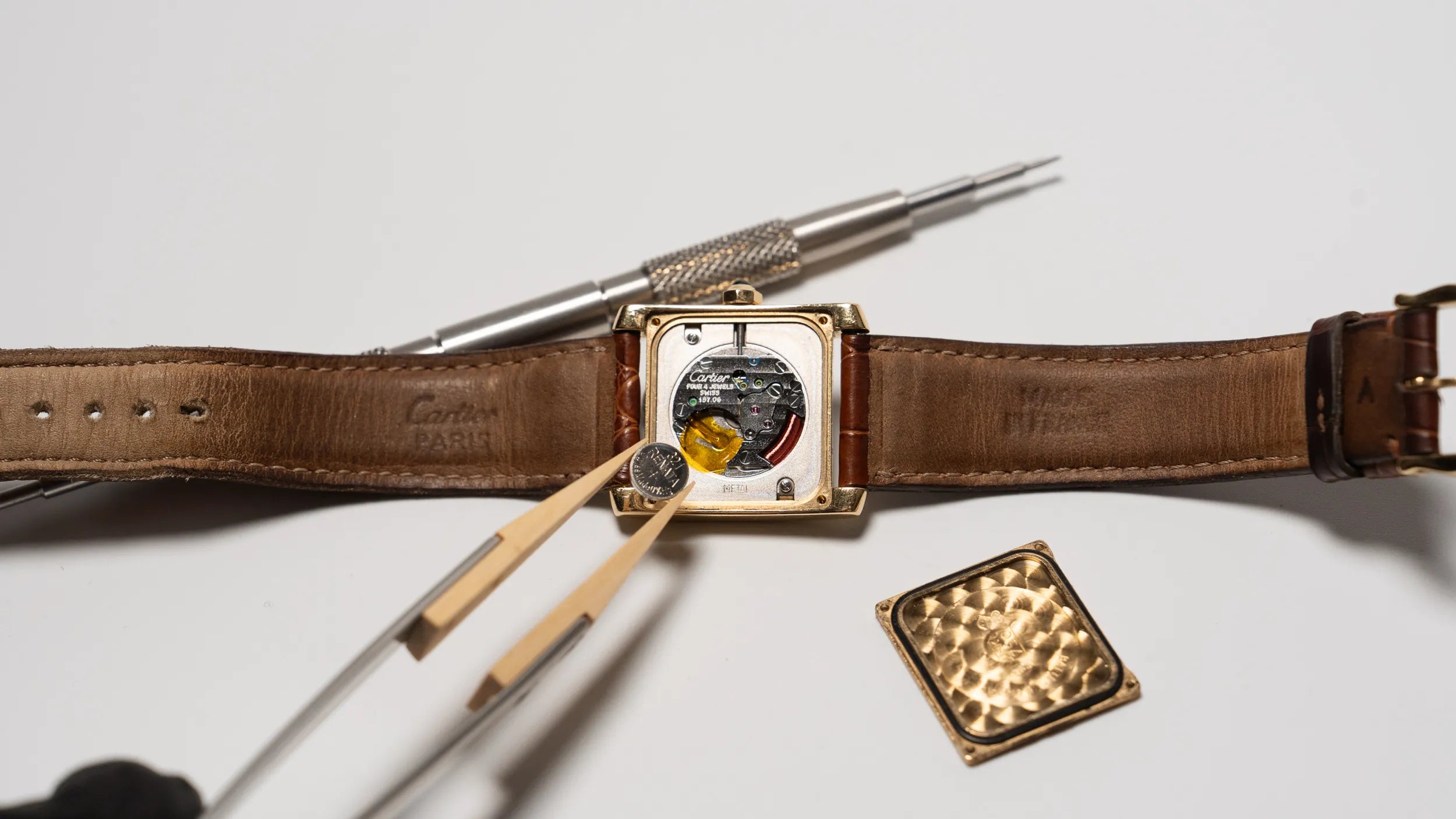 Professioneller Batteriewechsel bei einer Uhr mit Quarz-Uhrwerk von Cartier