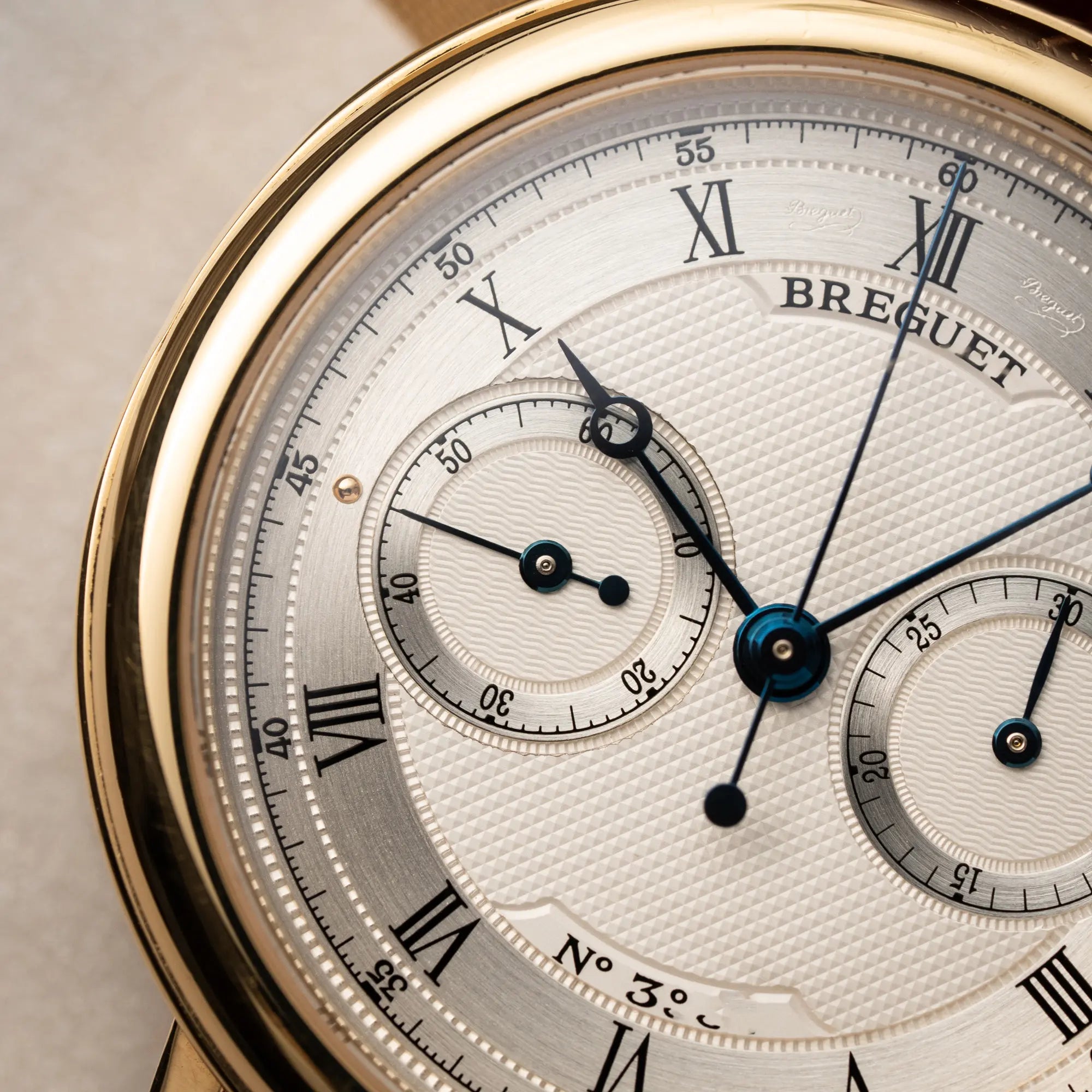 Produktfotografie der Breguet Classique Chronograph der Referenz 5237 in Gelbgold mit silbernem guillochiertem Zifferblatt am braunem Lederband  mit Fokus auf dem linken Sub-Dial zur Anzeige der Sekunde