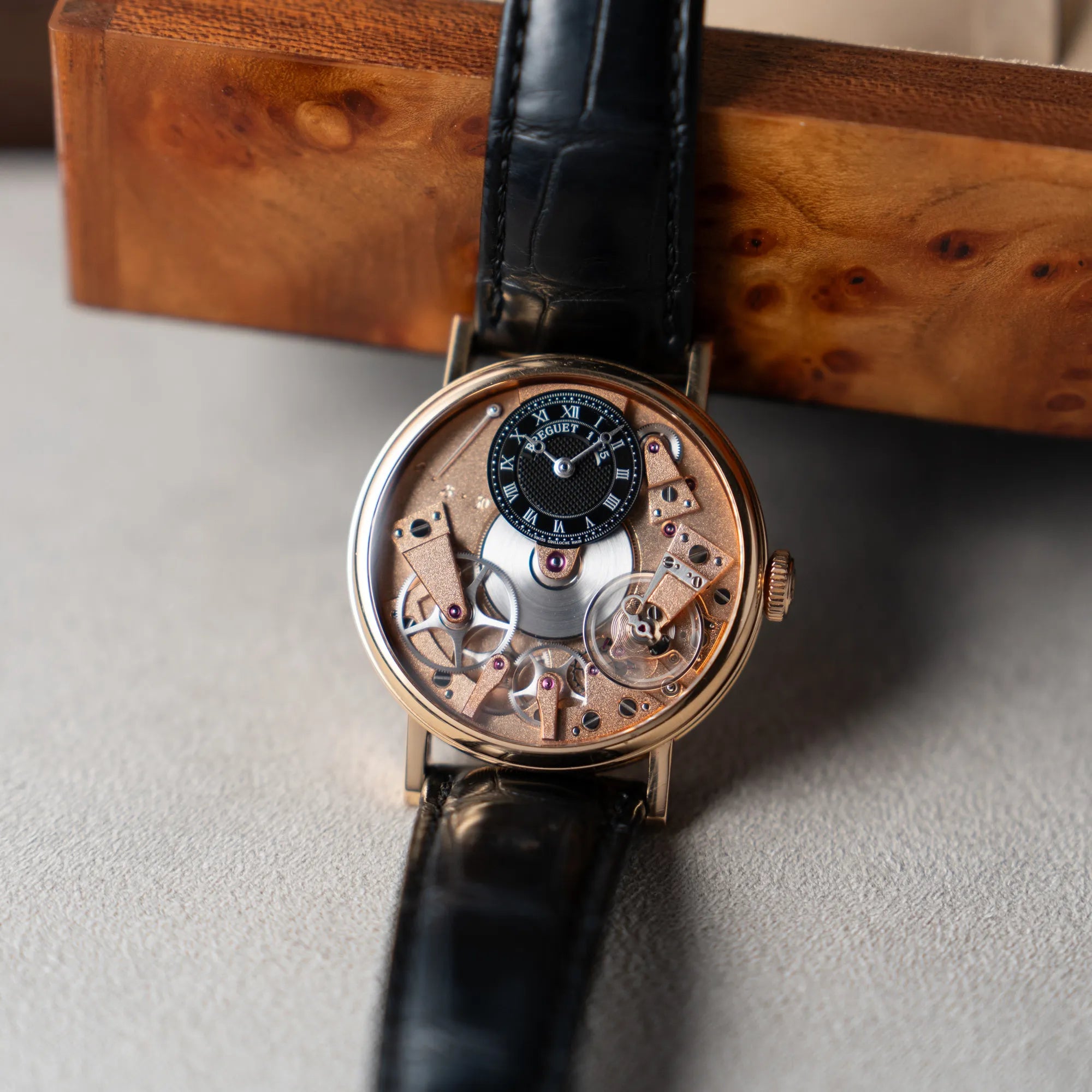 Produktfoto der klassischen Breguet Tradition  Armbanduhr mit Rosegold-Gehäuse und schwarzem Zifferbl