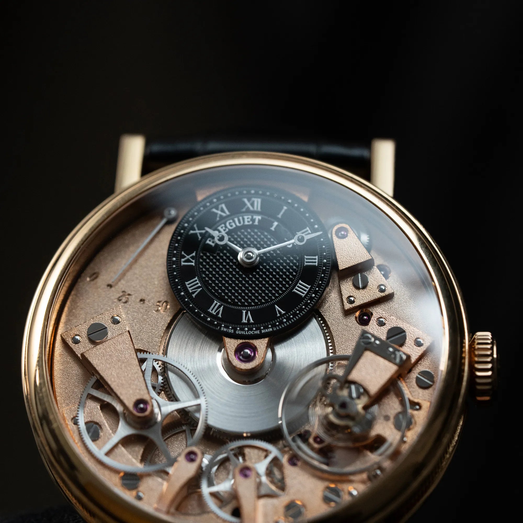 Detailaufnahme der klassischen Breguet Tradition  Armbanduhr mit Rosegold-Gehäuse und schwarzem Zifferbl