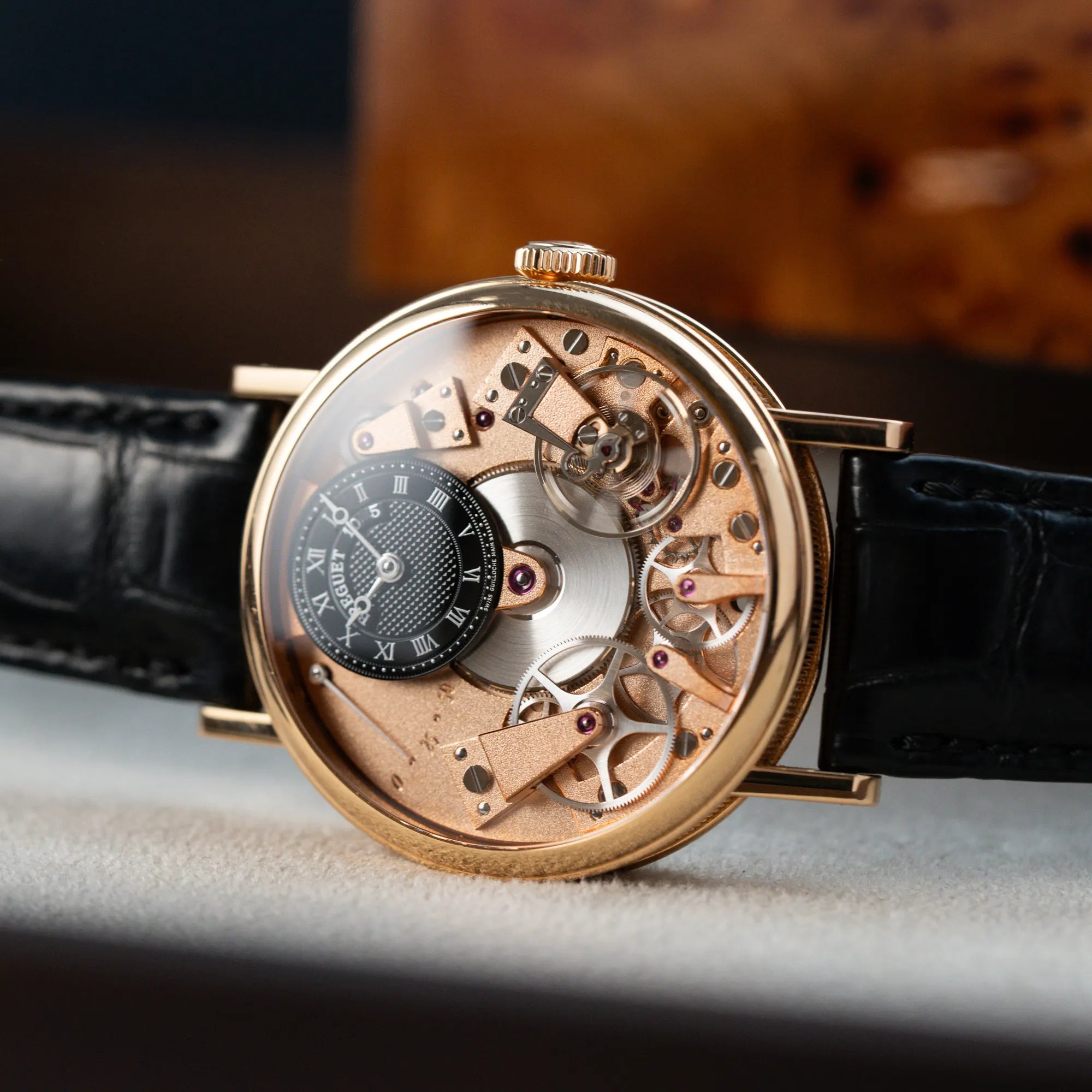 Produktfotografie der klassischen Breguet Tradition  Armbanduhr mit Rosegold-Gehäuse und schwarzem Zifferblatt