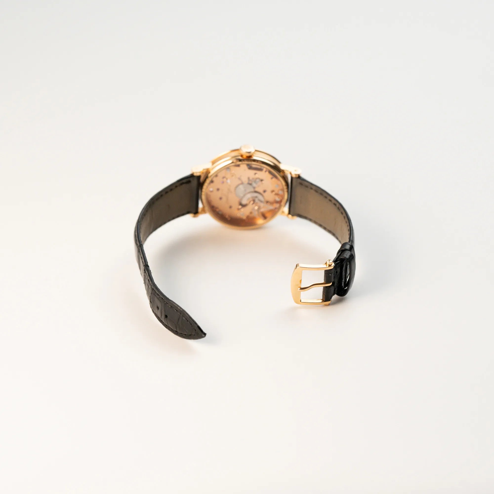 Blick auf die geöffnete Dornschliesse am schwarzen Lederband der klassischen Breguet Tradition  Armbanduhr mit Rosegold-Gehäuse und schwarzem Zifferblatt