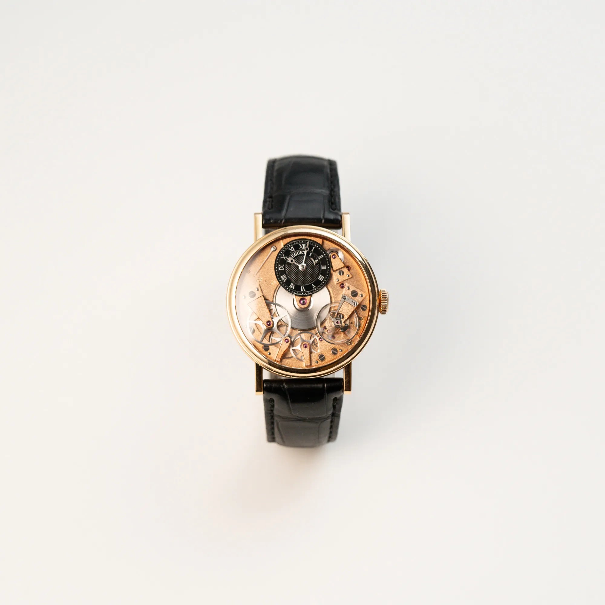 Frontale Ansicht der klassischen Breguet Tradition  Armbanduhr mit Rosegold-Gehäuse und schwarzem Zifferblatt