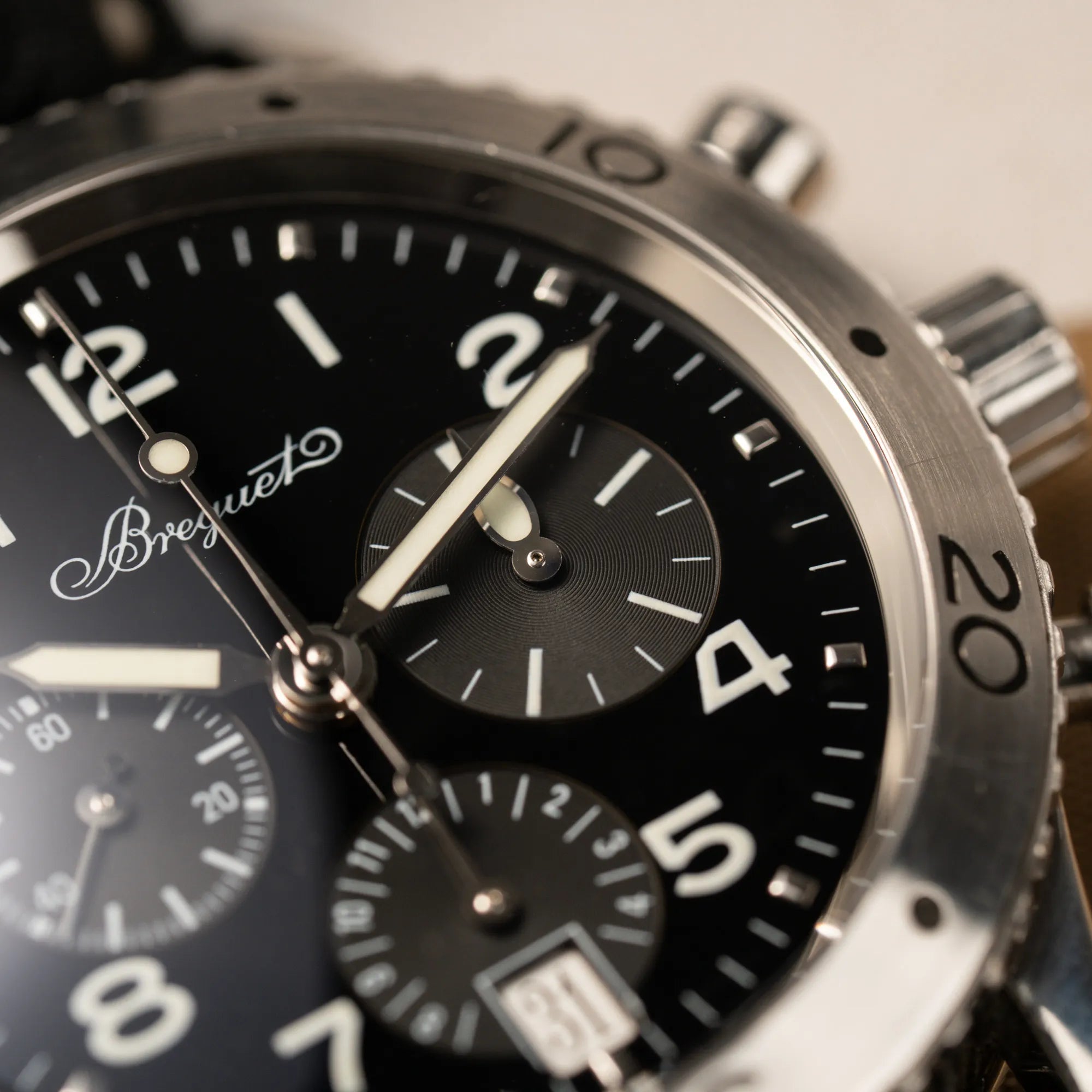 Detailaufnahme der Breguet Type XX Aéronavale Transatlantique der Referenz 3820ST mit schwarzem Lack-Zifferblatt am originalen schwarzen Breguet-Lederband mit Fokus auf auf dem Totalisator auf 3 Uhr
